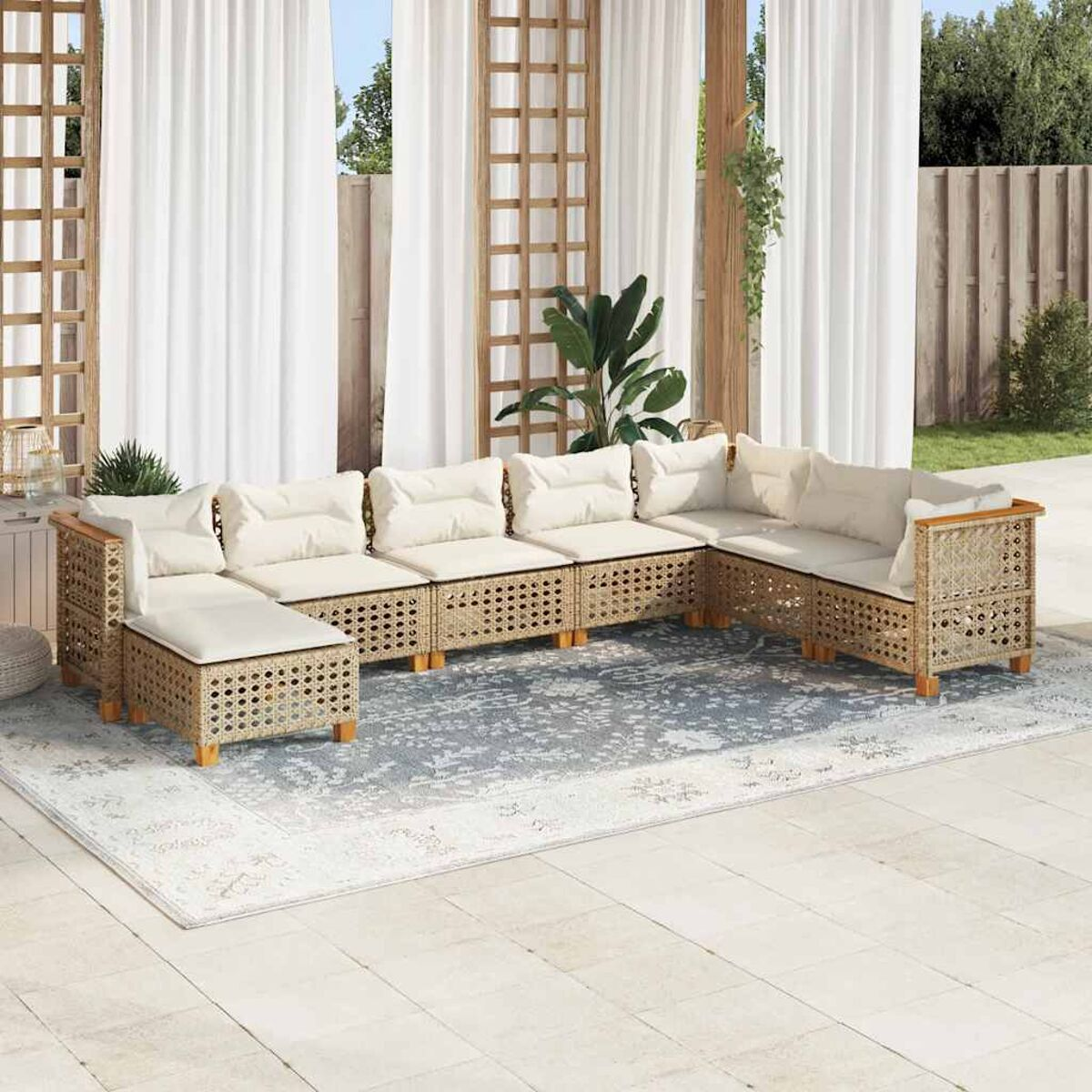 Un set di mobili da esterno in rattan beige su un tappeto, con sfondo chiaro.