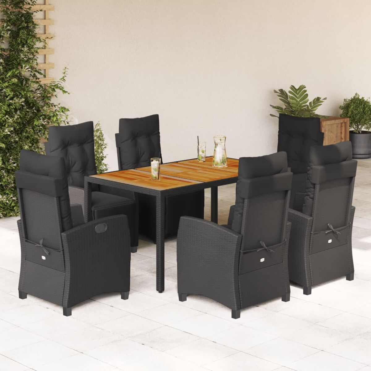 Essgruppe im Freien. Holztisch, schwarze Stühle mit Kissen, Getränke auf dem Tisch. Terrasse.