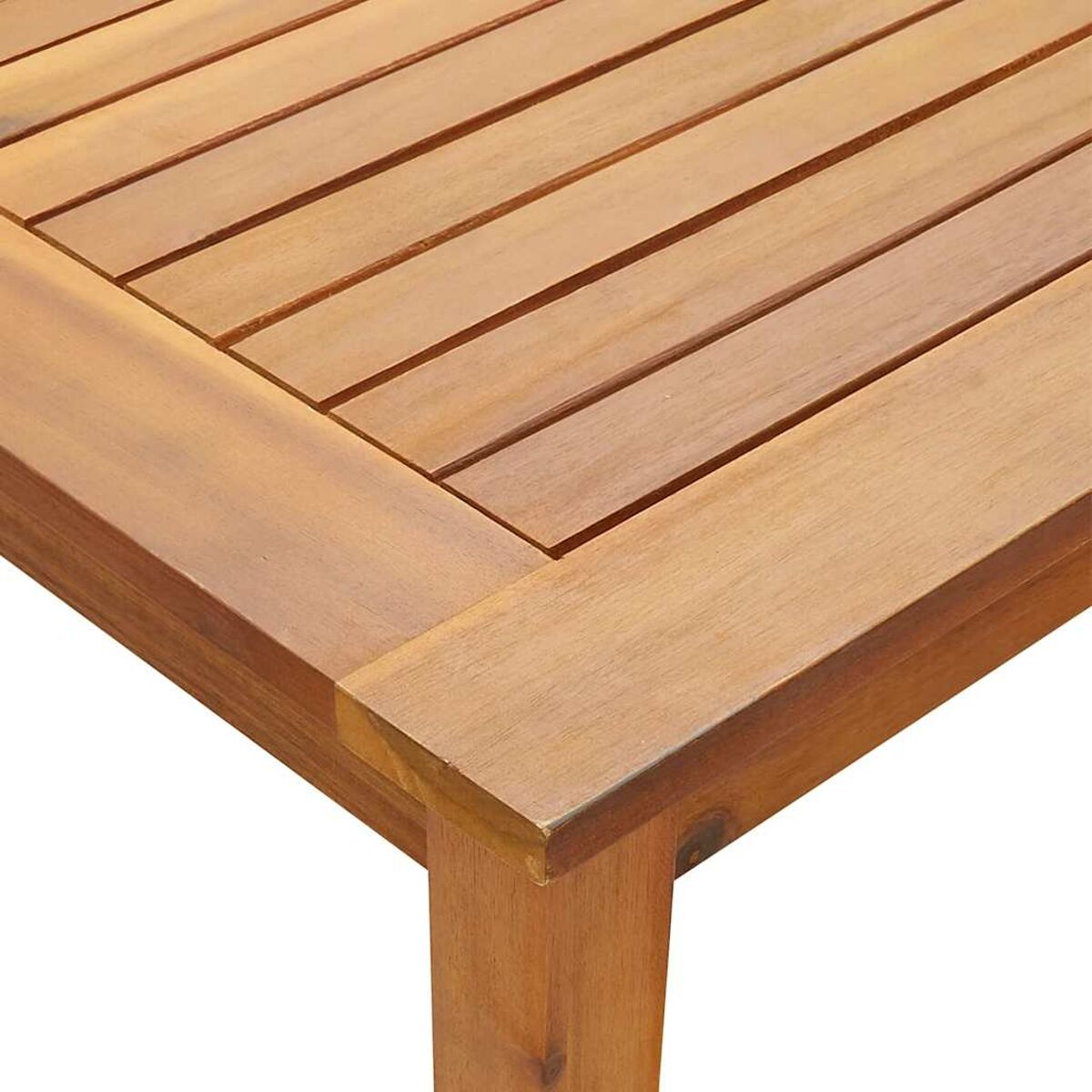 Nahaufnahme einer hölzernen Tischoberfläche. Das Holz ist hellbraun und hat ein Lattenmuster.