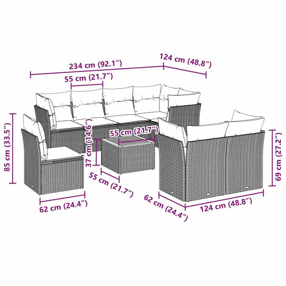 Geflochtenes Outdoor-Ecksofa mit Maßen, weißen Kissen und einem Tisch.