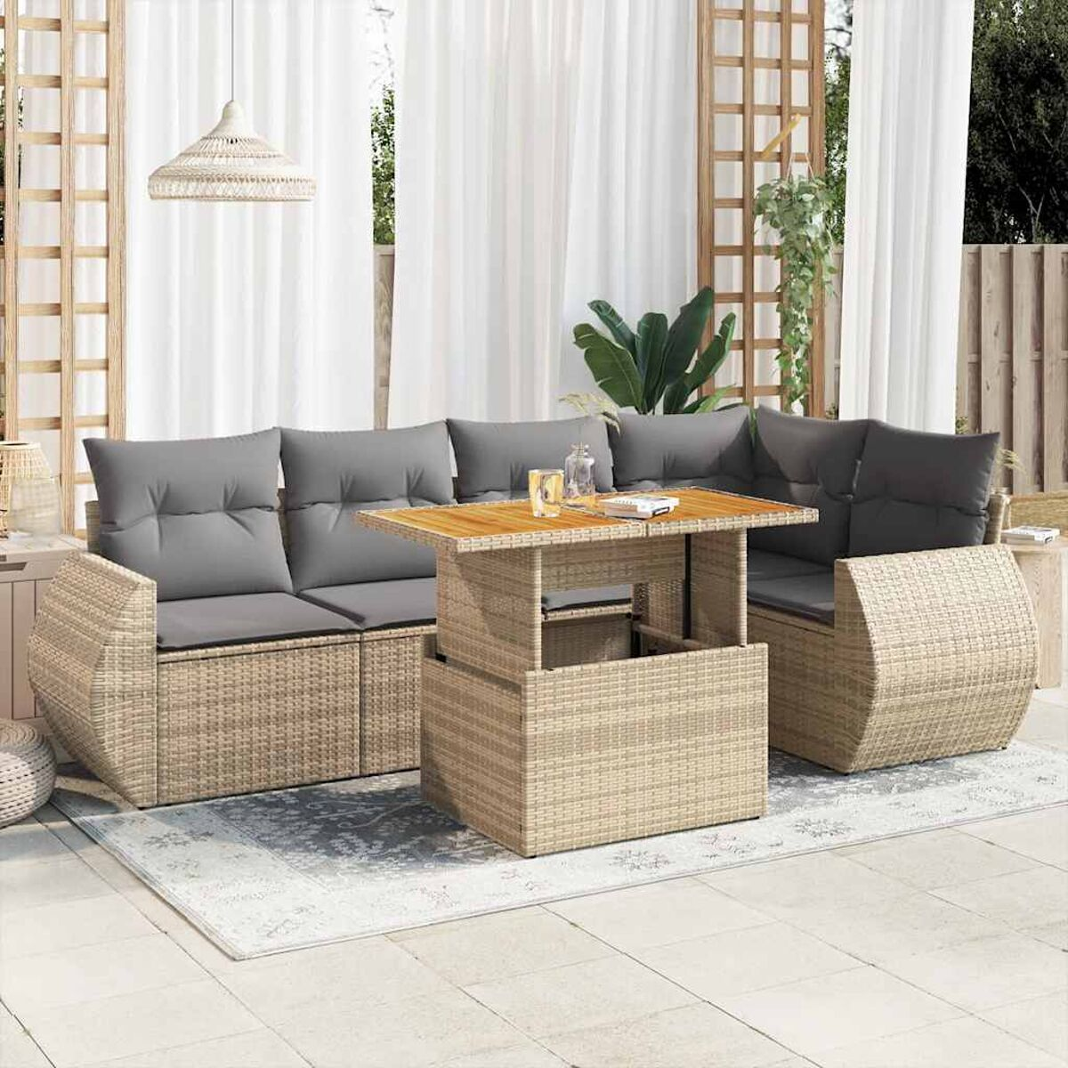 Set patio esterno: divano, tavolo e sedute angolari. Cuscini grigi, ambientazione patio.
