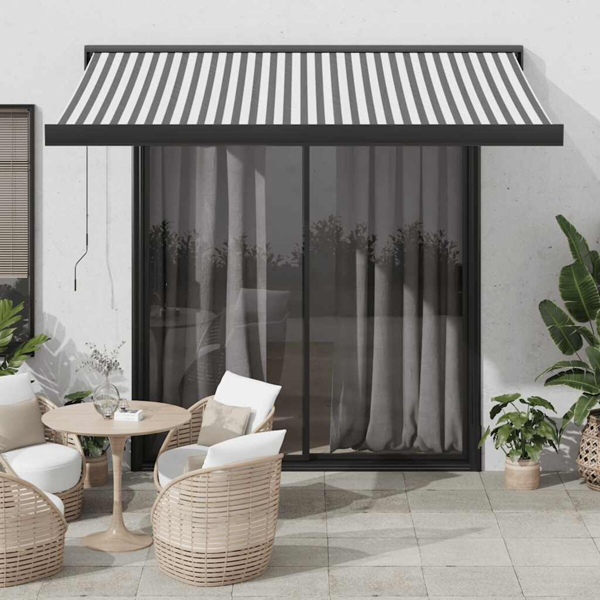Terrassenszene mit Markise, Stühlen, Tisch und Pflanzen. Gestreifte Markise, Glastür, sonnig.