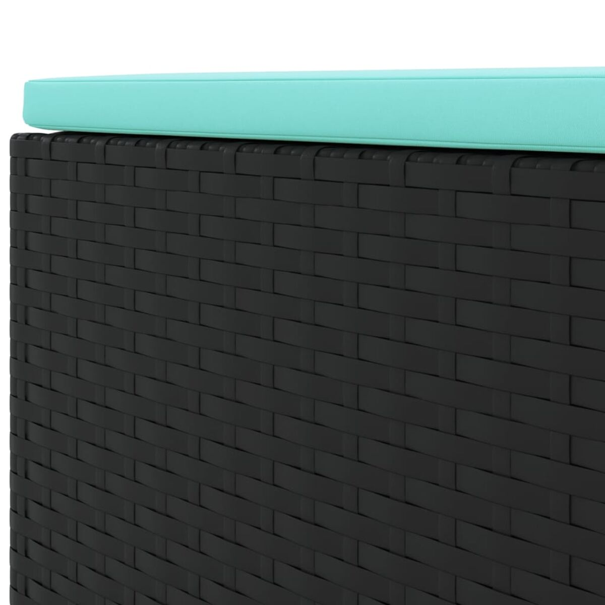 Primo piano di un contenitore portaoggetti in vimini intrecciato nero con un cuscino azzurro.
