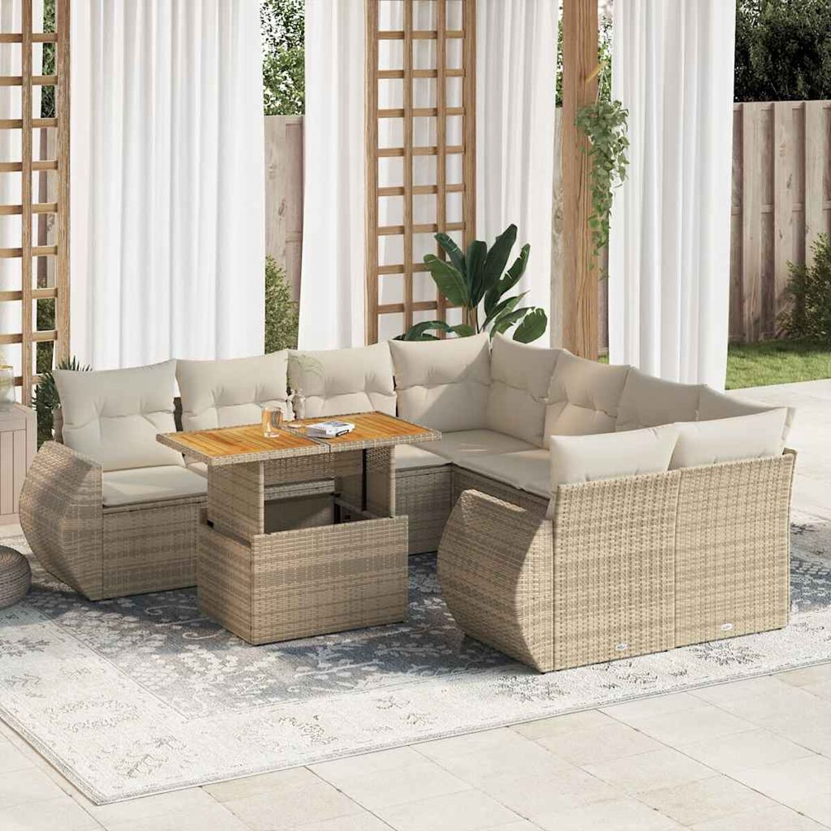 Un moderno set di mobili da esterno su un patio, tra cui un tavolo e sedute in vimini.