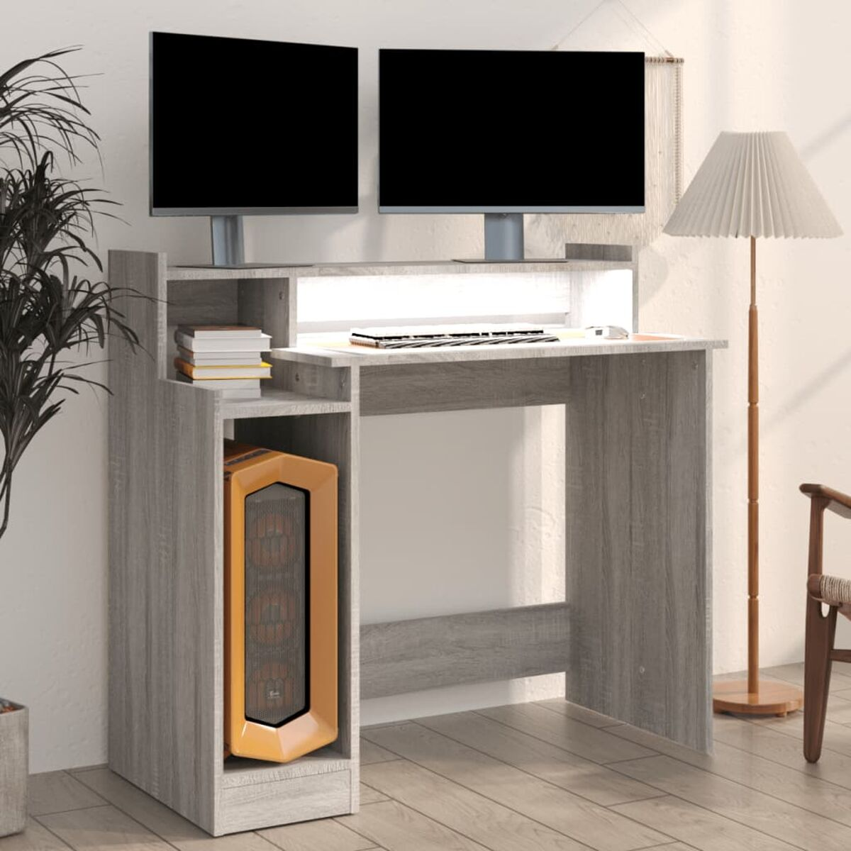 Computertisch mit zwei Monitoren und einem Desktop-Computer. Graues Holz. Weißer Hintergrund.