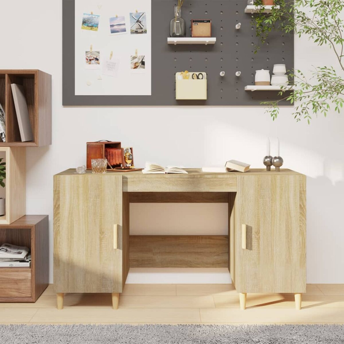 Holzschreibtisch mit offenem Buch, Holzschrank und Dekorationen in einem Raum.