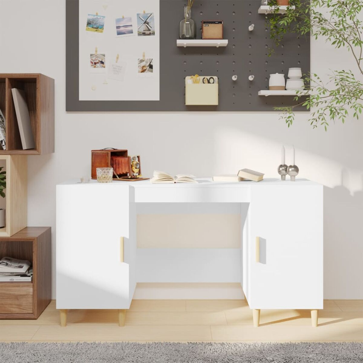 Weißer Schreibtisch mit Schubladen, Holzbeinen und einem Hintergrund mit Büromaterial.