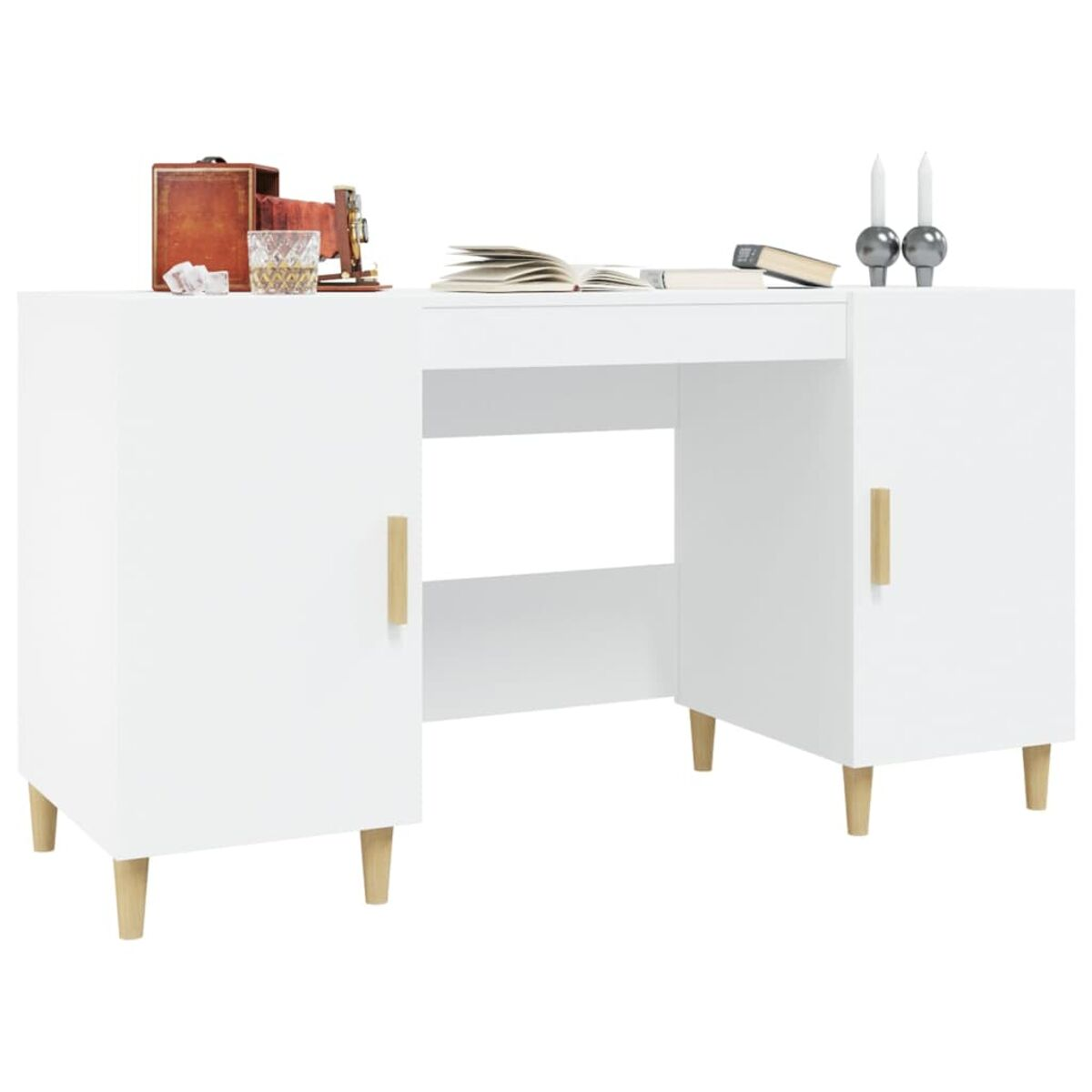 Ein weißer Schreibtisch mit Schublade, zwei Schränken und Holzbeinen. Bücher, Glas und Kerzen oben drauf.