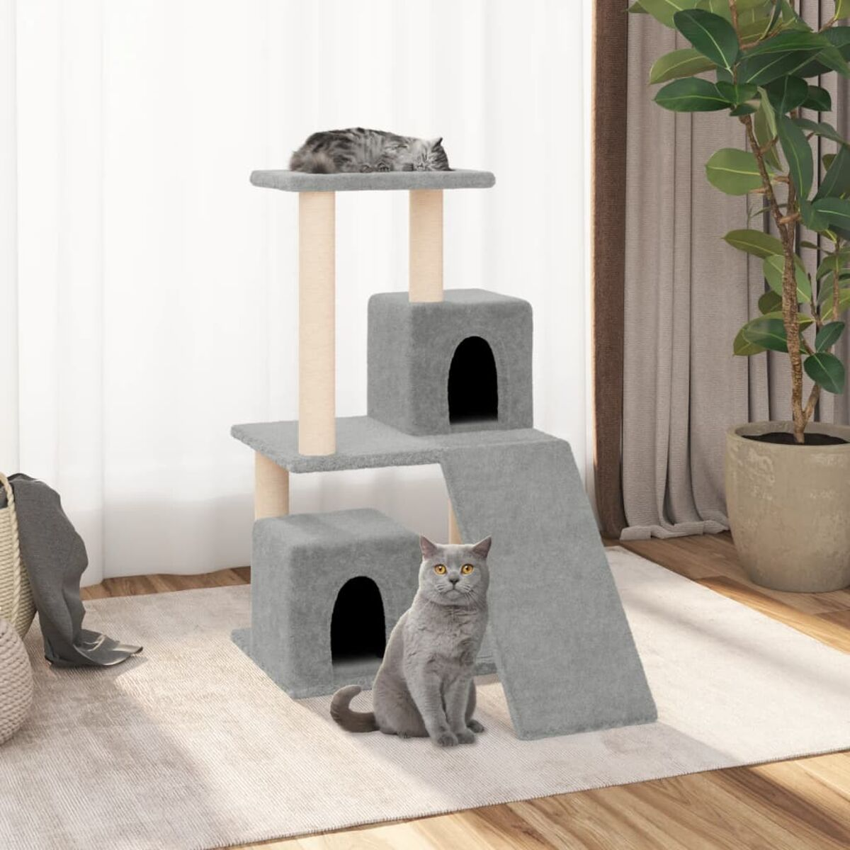 Ein Katzenbaum mit zwei Katzen, eine oben, eine unten, mit einer Katze auf dem Boden sitzend.