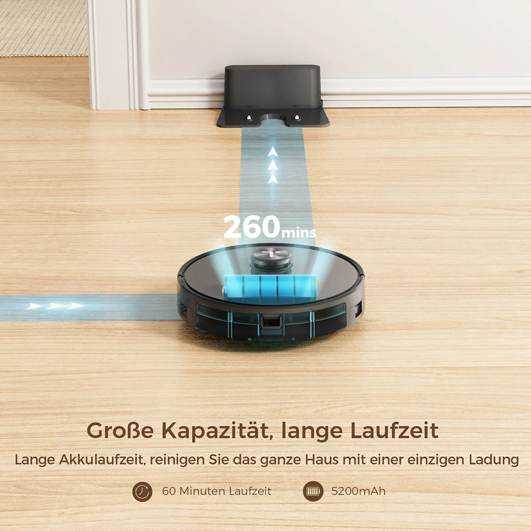 Ein schwarzer Roboter-Staubsauger auf einem Holzboden, der lädt. Blaue Linien stellen den Reinigungsweg und die Zeit dar.