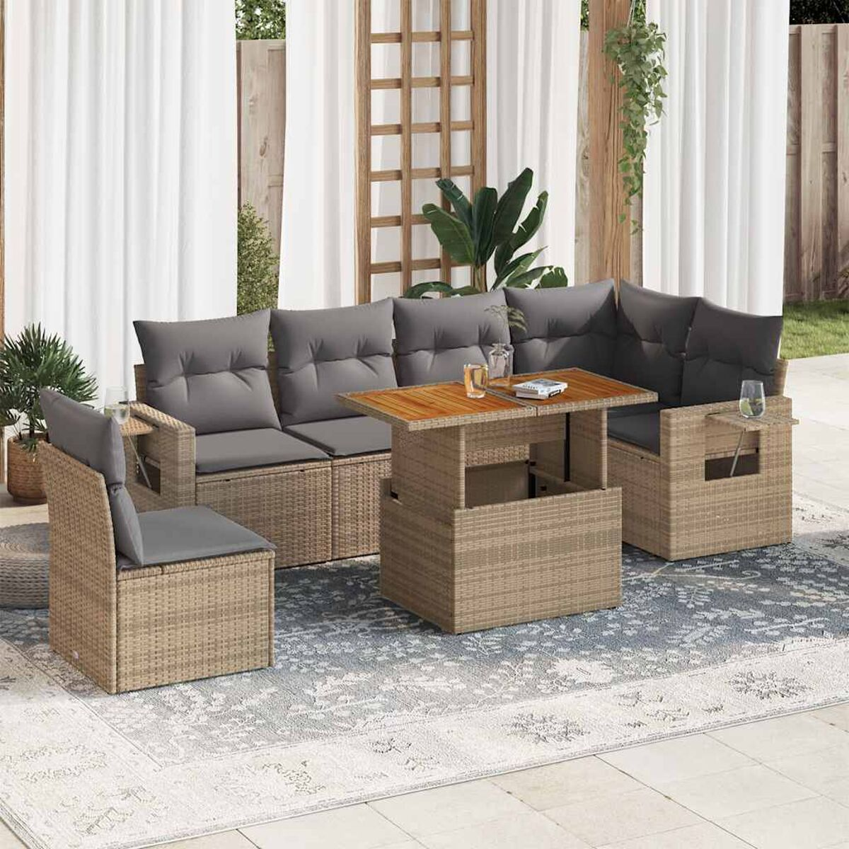 Gartenmöbel-Set aus Korbgeflecht mit Tisch mit Hebevorrichtung, Sofa und Sessel auf Teppich.