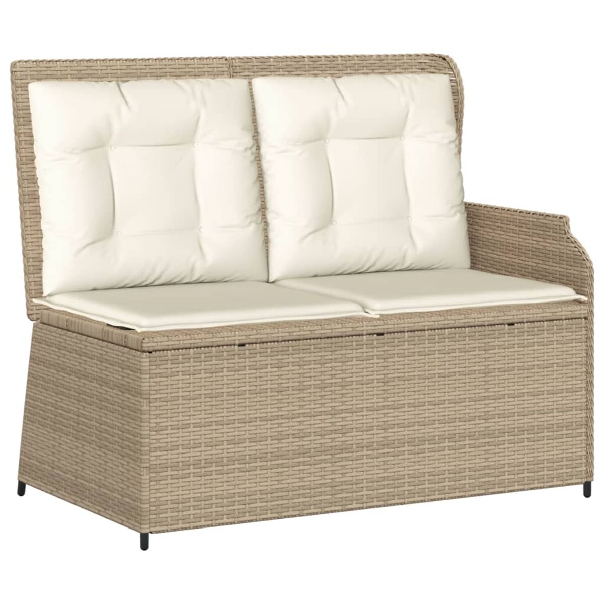 Geflochtenes Outdoor-Sofa mit zwei weißen Kissen und Armlehne rechts. Beige Farbschema.