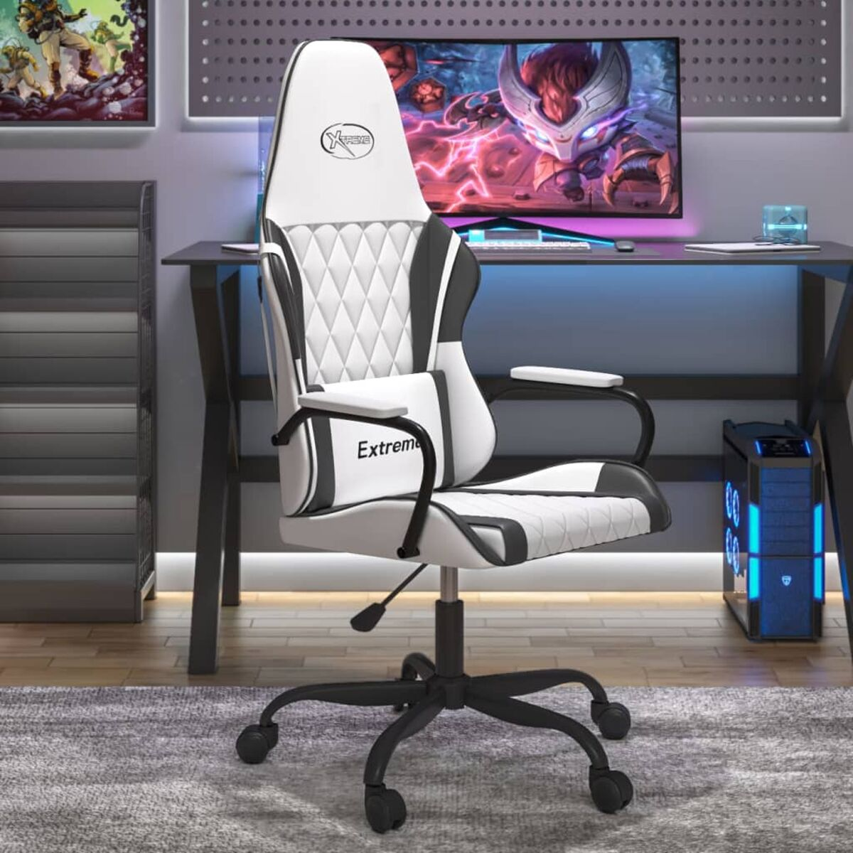 Gaming-Stuhl. Schwarz-weißes Design. Computer-Setup im Hintergrund. Neonlicht im Raum.
