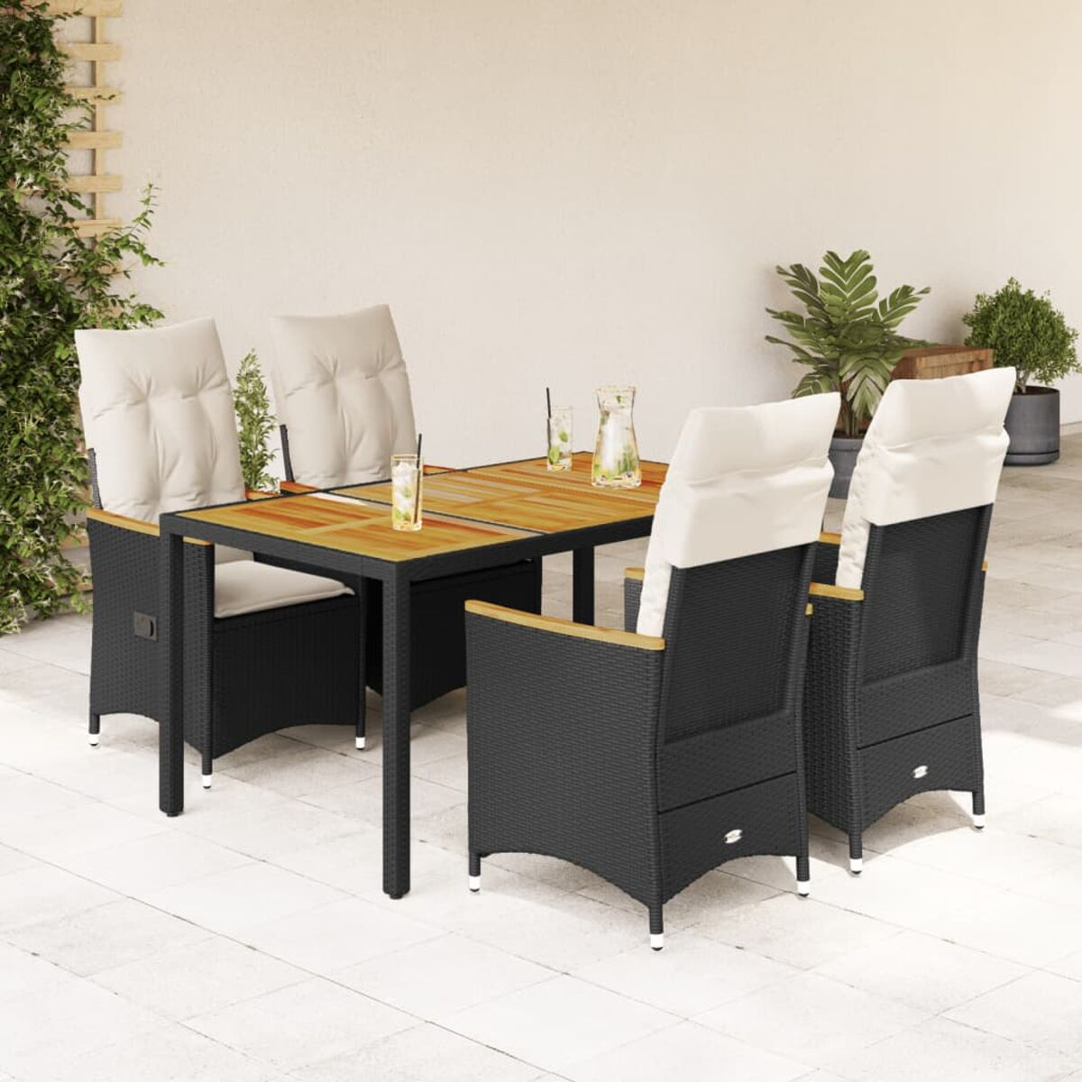Essgruppe für den Außenbereich mit Tisch, Stühlen und Kissen. Schwarze Rattan-Stühle, cremefarbene Kissen.
