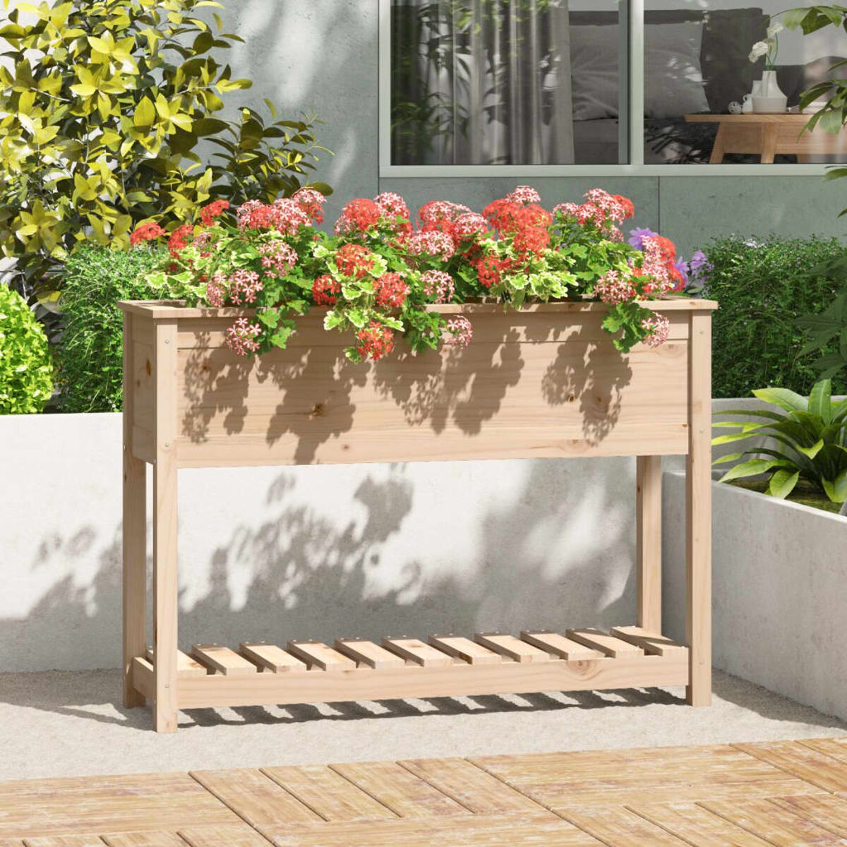 Ein hölzerner Pflanzkasten mit Blumen, auf einem Holzdeck, mit neutralem Hintergrund.