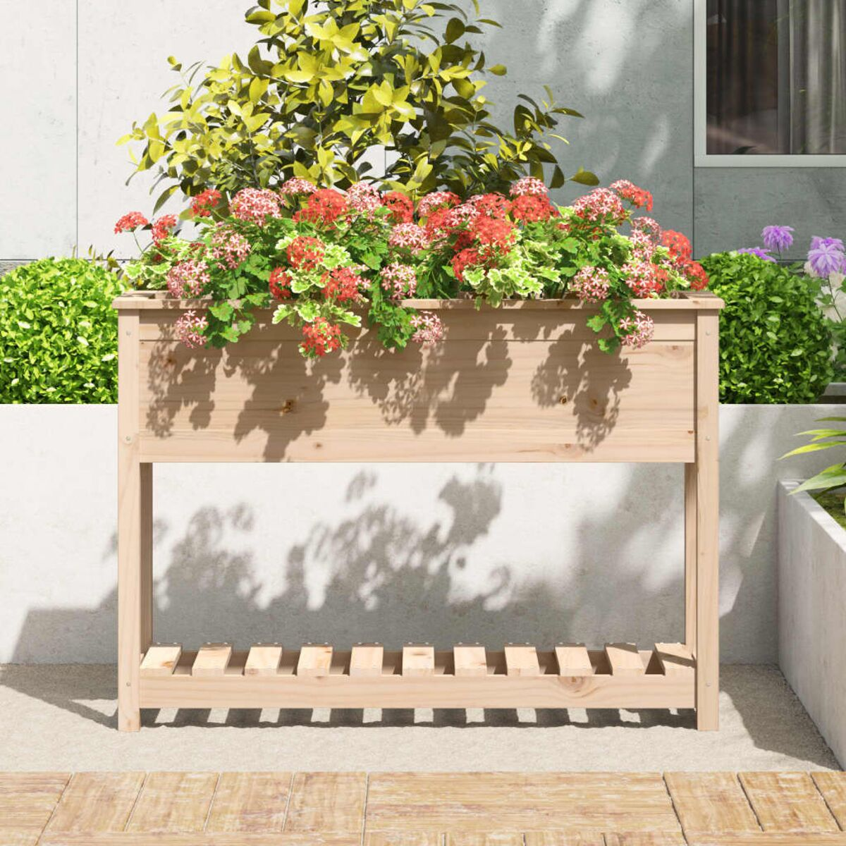 Eine Holzpflanzkasten mit roten und grünen Blumen. Der Schatten liegt auf dem Boden.
