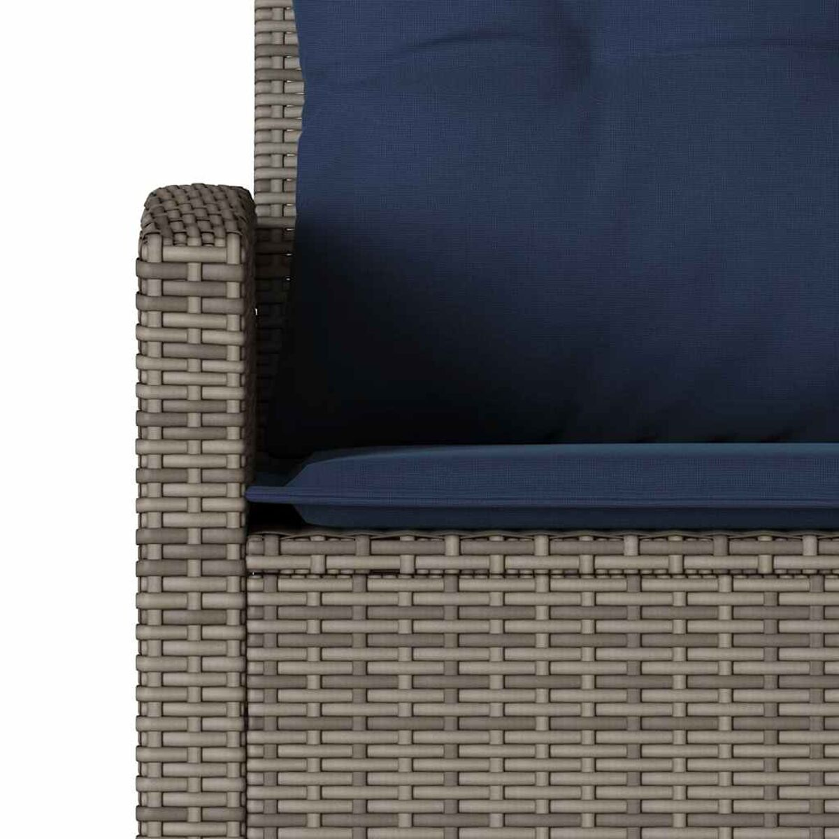 Primo piano di una sedia in vimini con cuscino blu navy. Motivo intrecciato grigio.