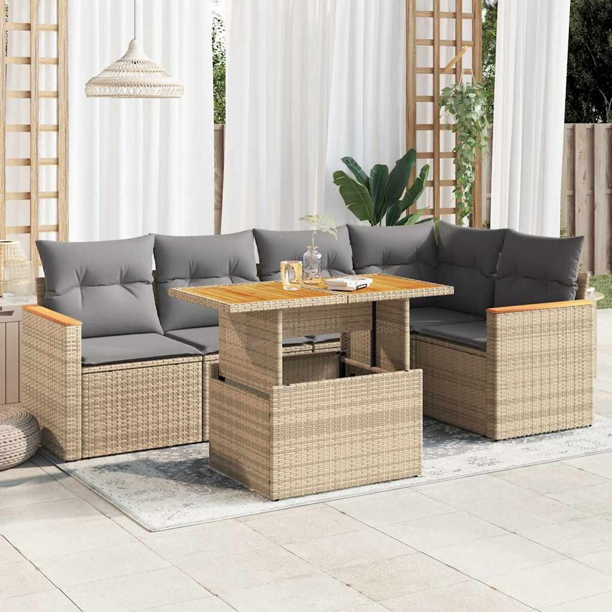 Set divano in vimini da esterno con un tavolo elevabile. Lo sfondo è un patio.