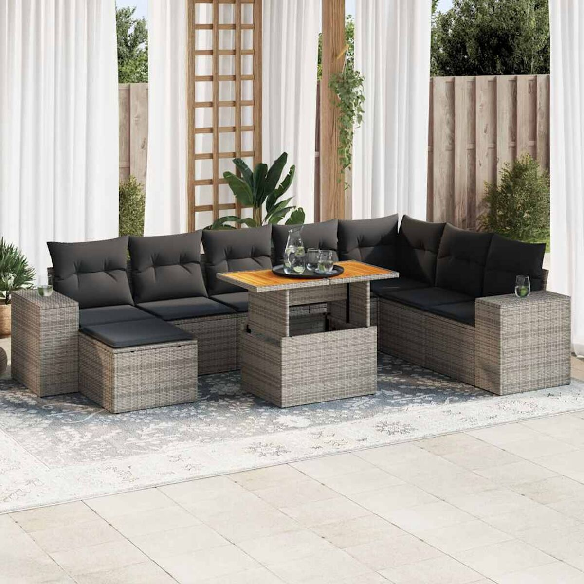 Un set da patio con un tavolo e divani. Un tappeto e tende bianche sono anche nella scena.