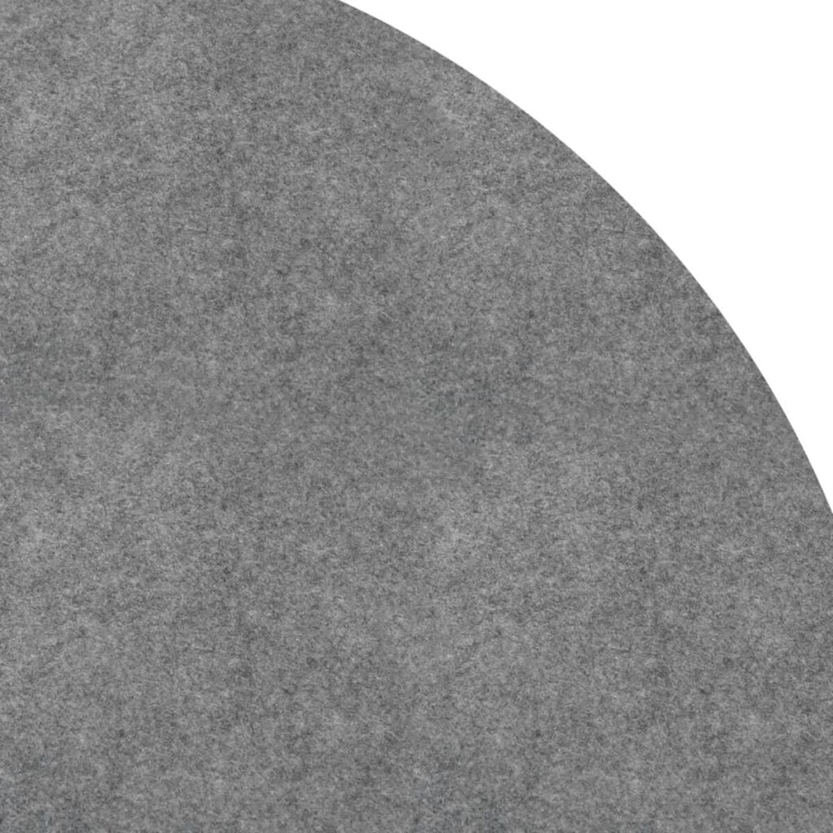 Teilansicht aus grauem Filzmaterial vor weißem Hintergrund.