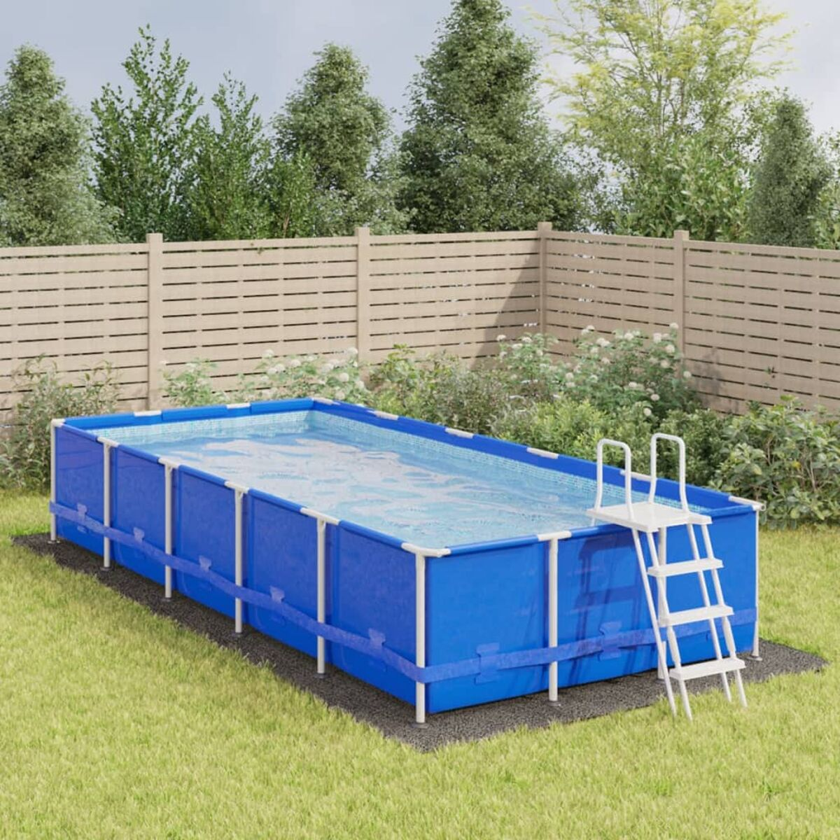 Ein rechteckiger Aufstellpool mit blauem Innenraum, Leiter und grasiger Umgebung.