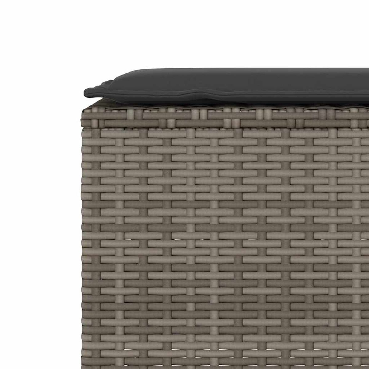 Primo piano di una scatola in rattan grigio con un cuscino grigio scuro sopra.