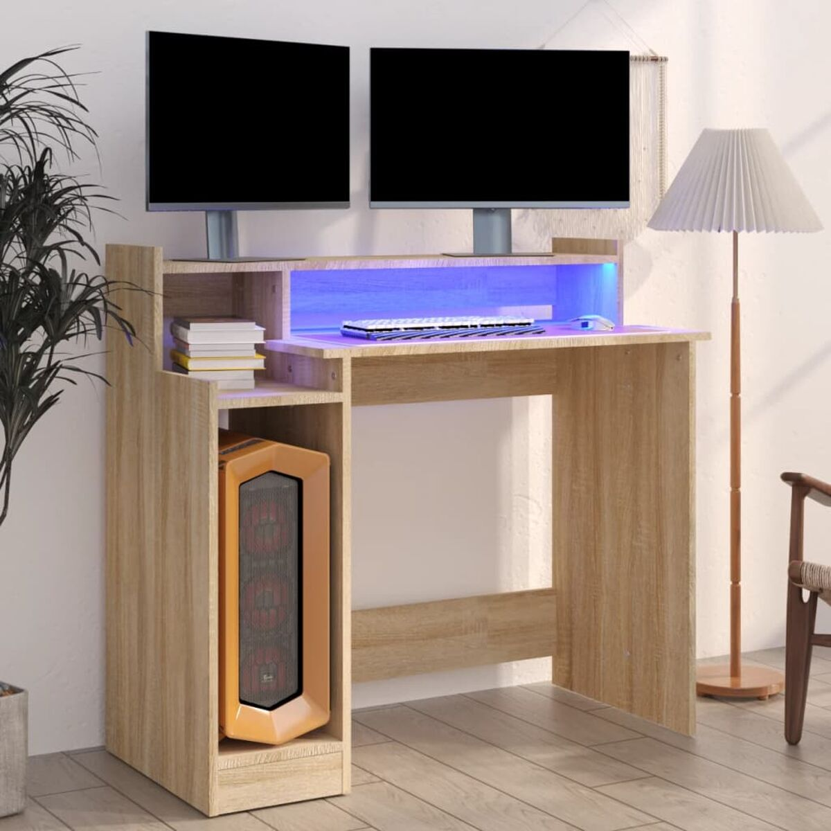 Ein Computertisch aus hellem Holz mit zwei Monitoren, einer Tastatur und einem Tower-PC.