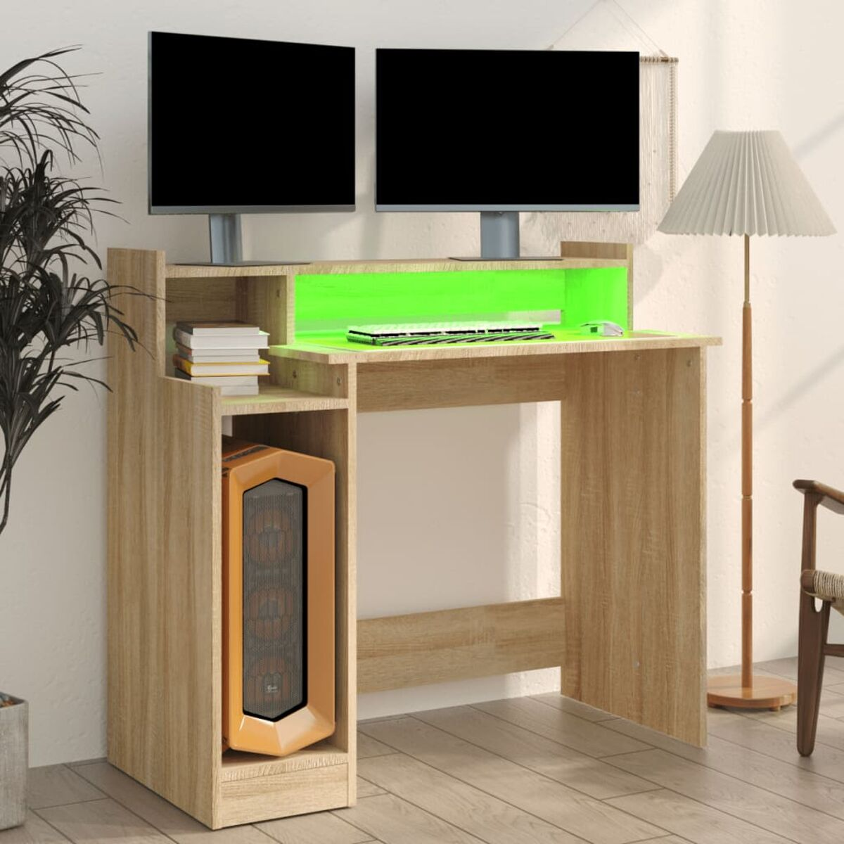 Ein Computertisch aus Holz mit zwei Monitoren, einem PC und einer Pflanze. Der Hintergrund ist eine weiße Wand und eine Lampe.