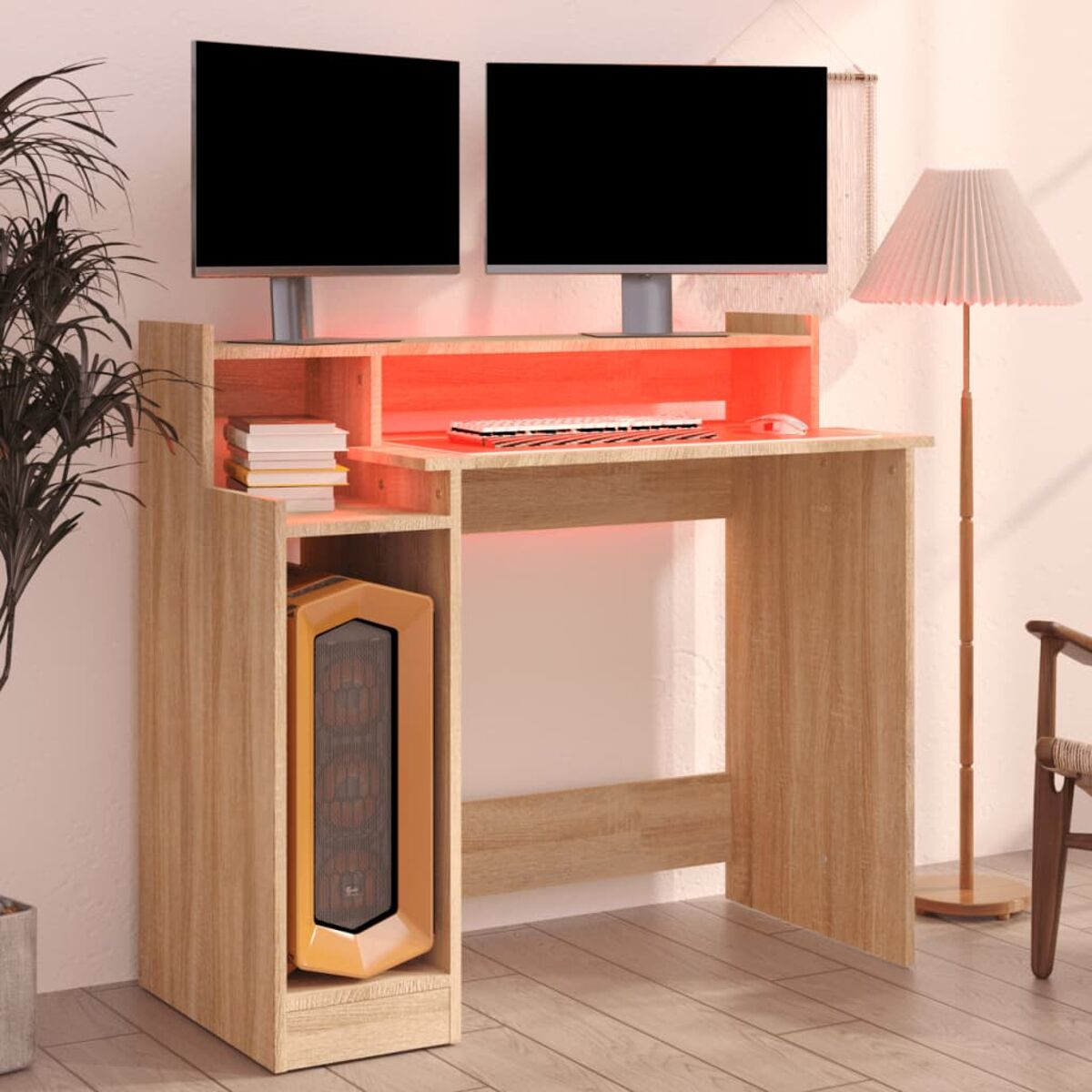 Computertisch mit zwei Monitoren. Holzschreibtisch mit Computerturm und Lampe. Rotes Licht sichtbar.