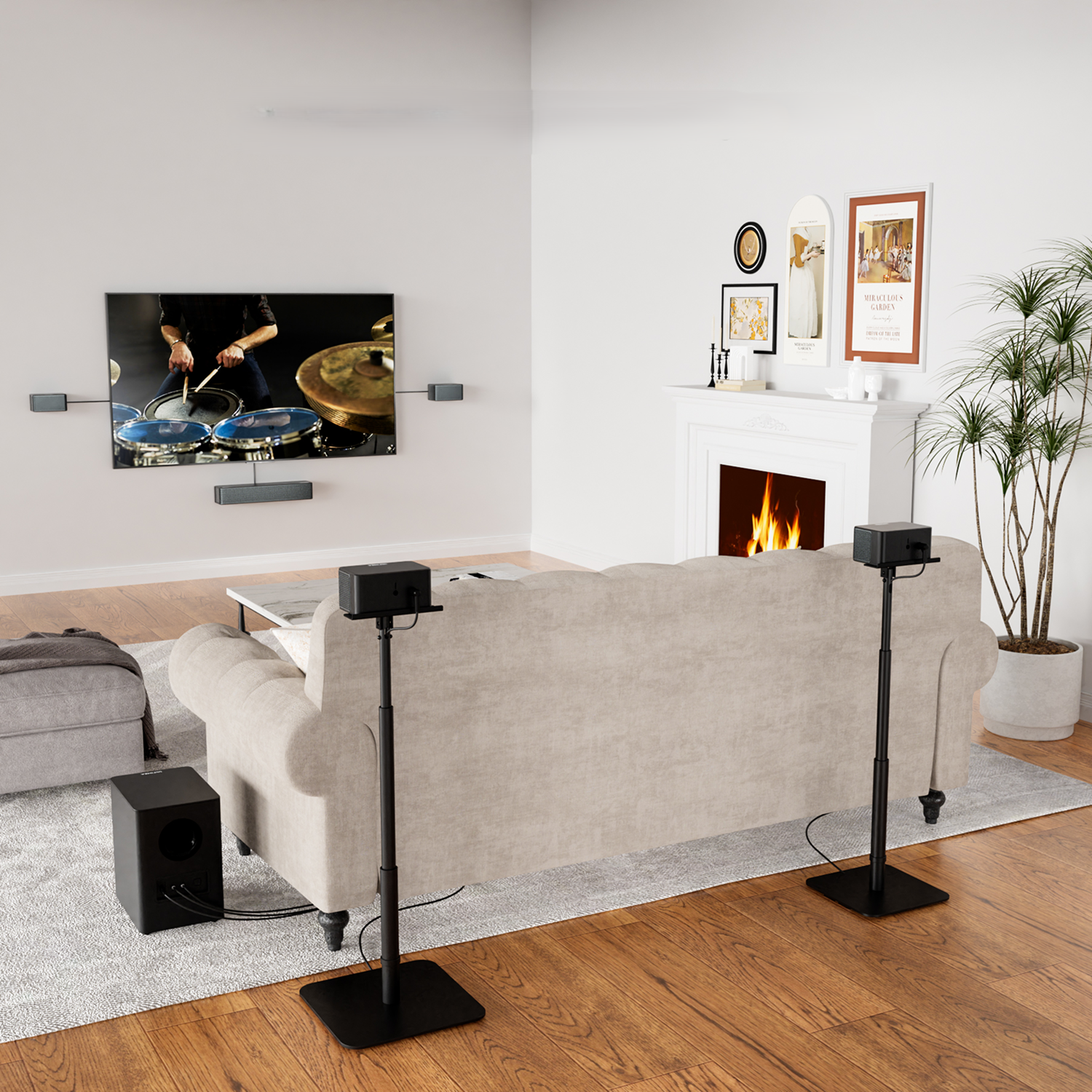 Salon z telewizorem, głośnikami, sofą i kominkiem. Perkusista w telewizji. Przytulne wnętrze.