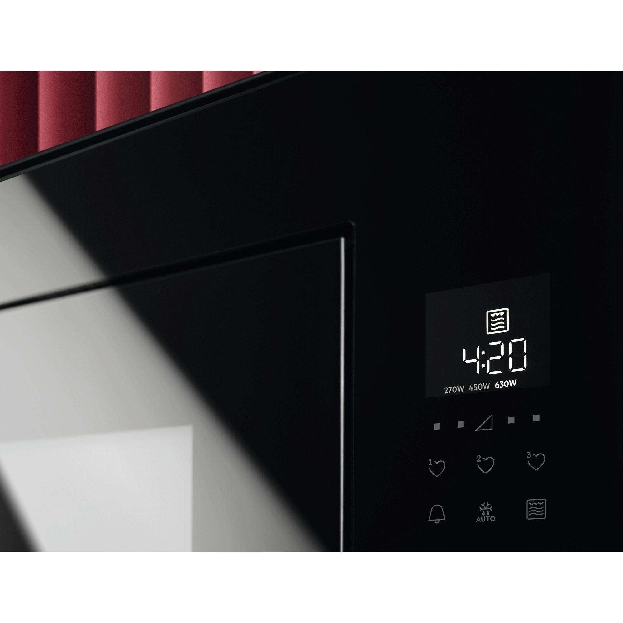 Primer plano de la pantalla de un horno microondas negro. Muestra un temporizador y varios símbolos de control.