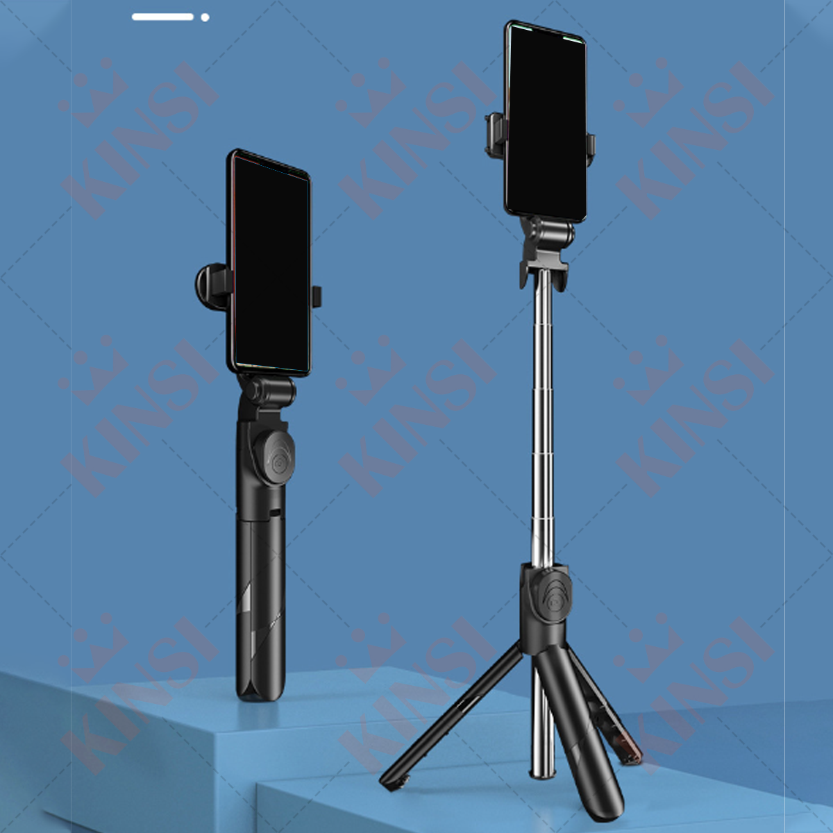 Zwei schwarze Selfie-Sticks mit befestigten Telefonen vor blauem Hintergrund.