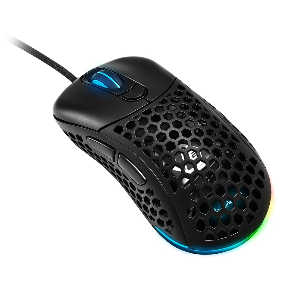 Ratón gaming negro con diseño de panal. Iluminación RGB y cable. Fondo blanco.