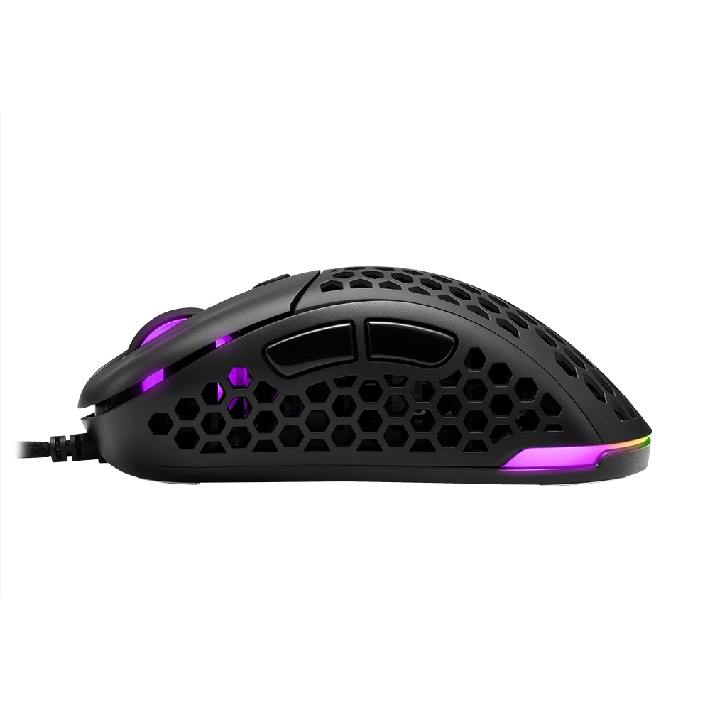 Ratón gaming negro con diseño de panal, y luces moradas y verdes brillantes. Blanco.