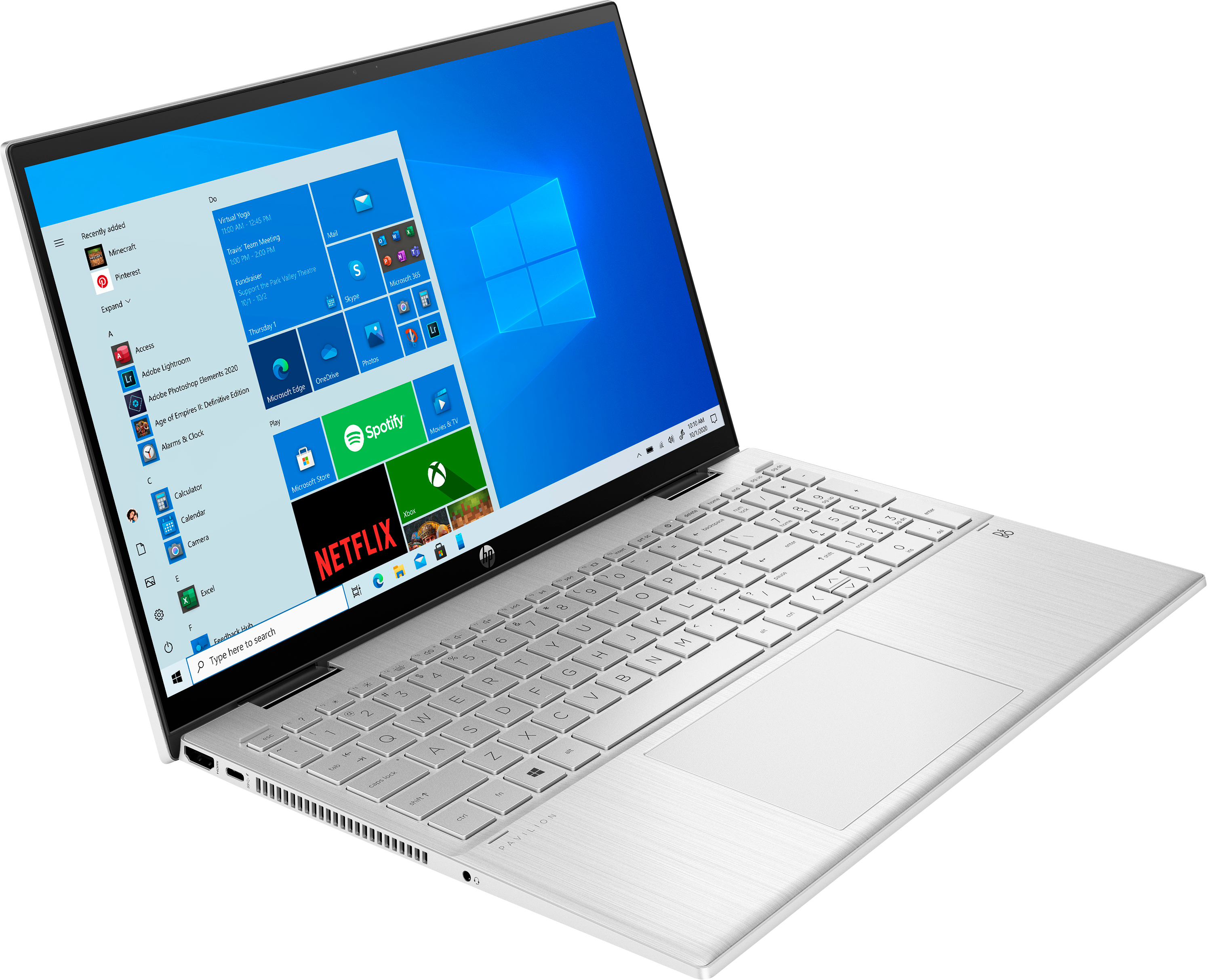 Silberner Laptop mit geöffnetem Bildschirm, der die Windows 10-Oberfläche, eine weiße Tastatur und ein Touchpad anzeigt.
