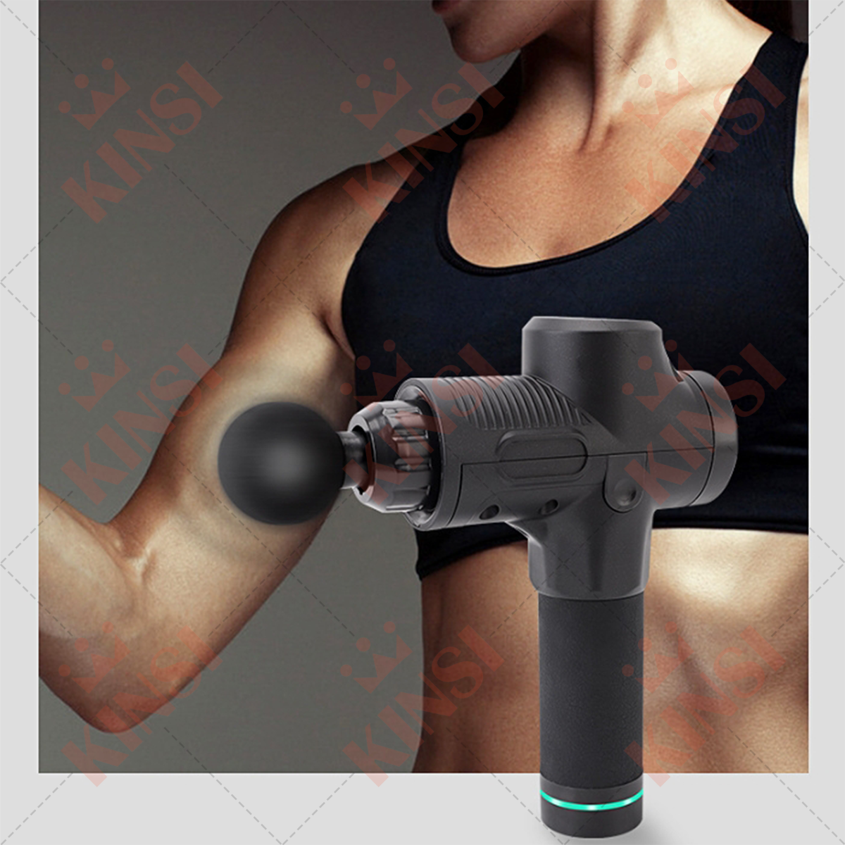 Der Arm einer Person wird mit einer schwarzen Massagepistole massiert. Der Hintergrund ist grau.