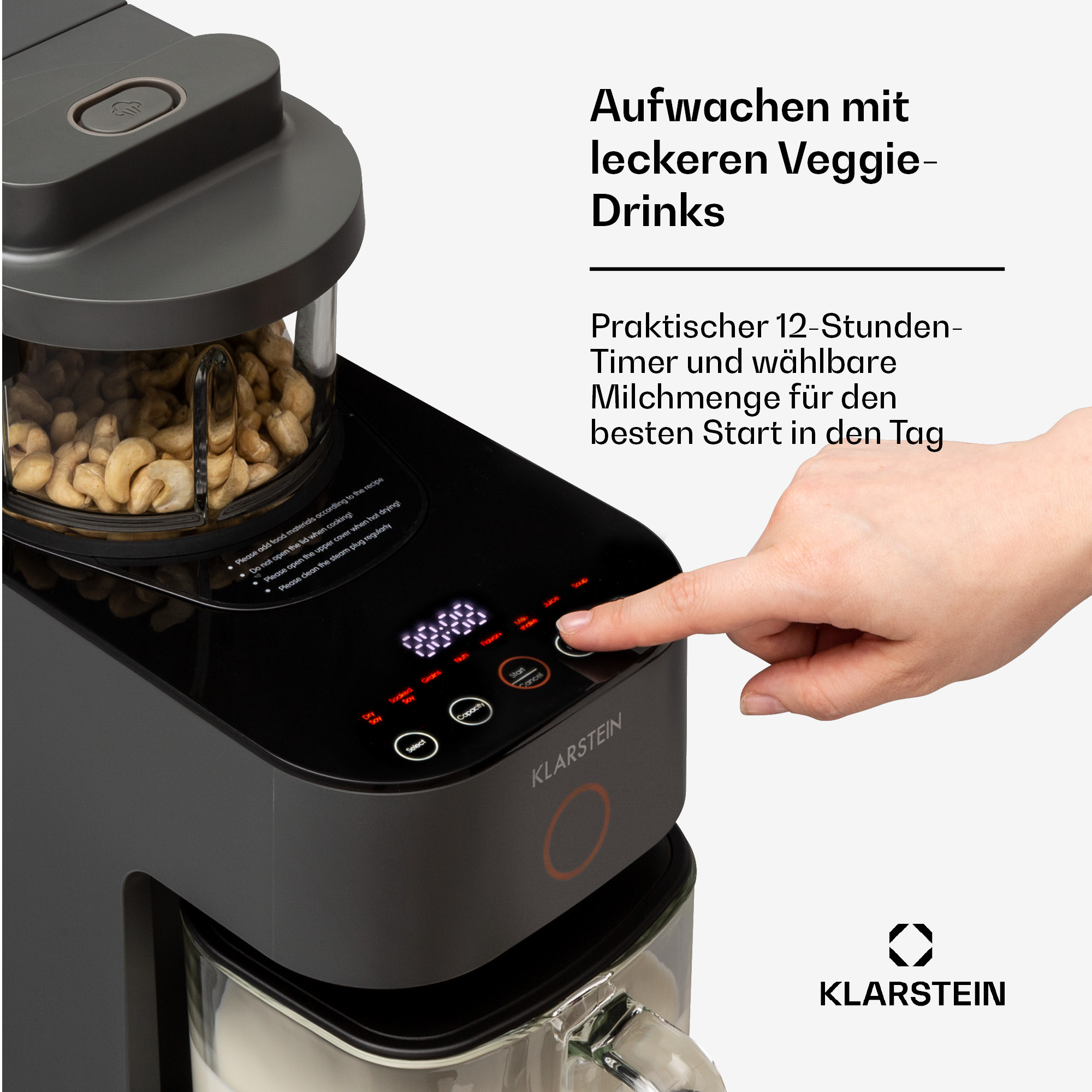 Persona presionando un botón en una máquina de bebidas vegetales negra y plateada.