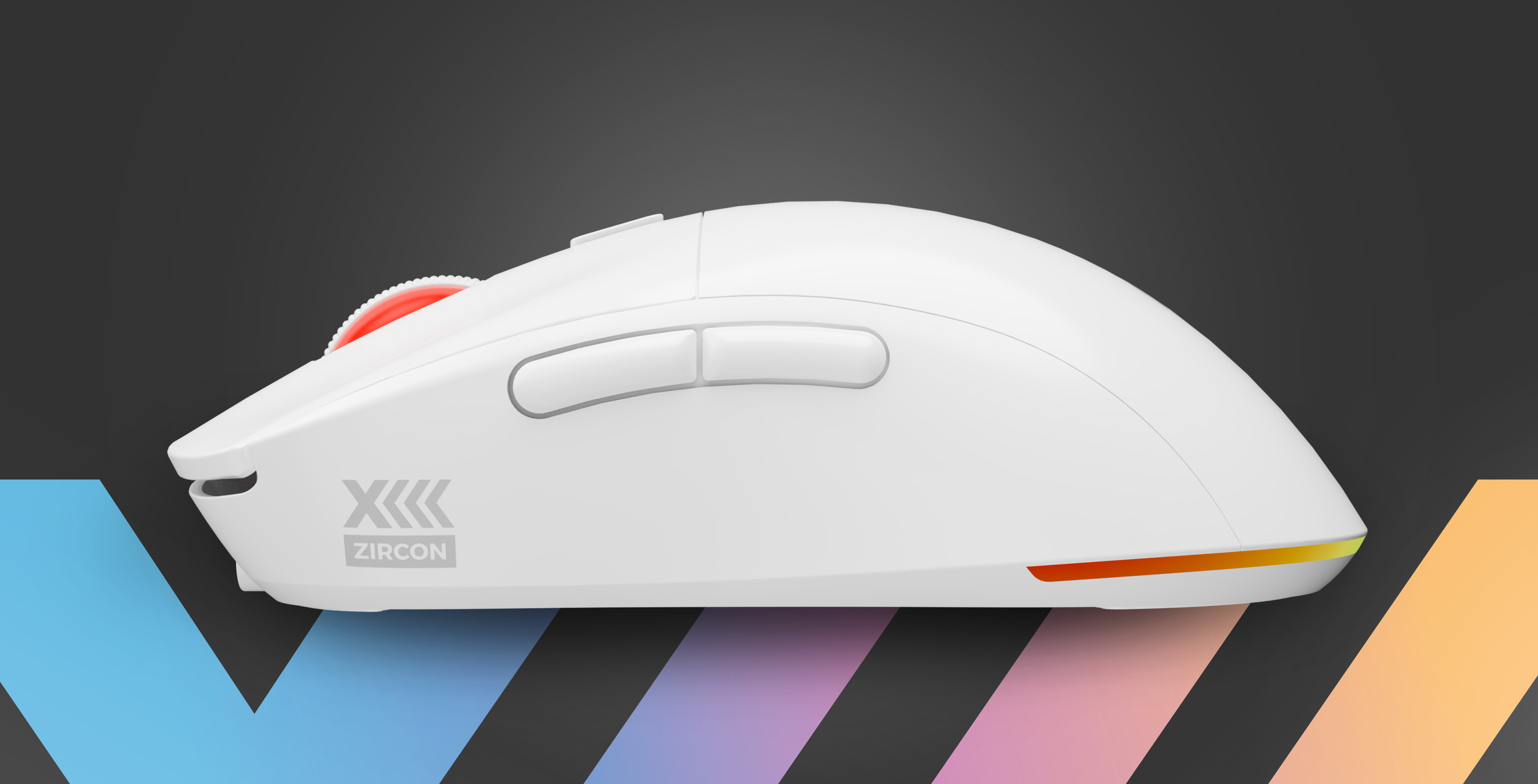 Witte gamingmuis met twee zijknoppen, een rood scrollwiel en logo. Op een gradiënt achtergrond.
