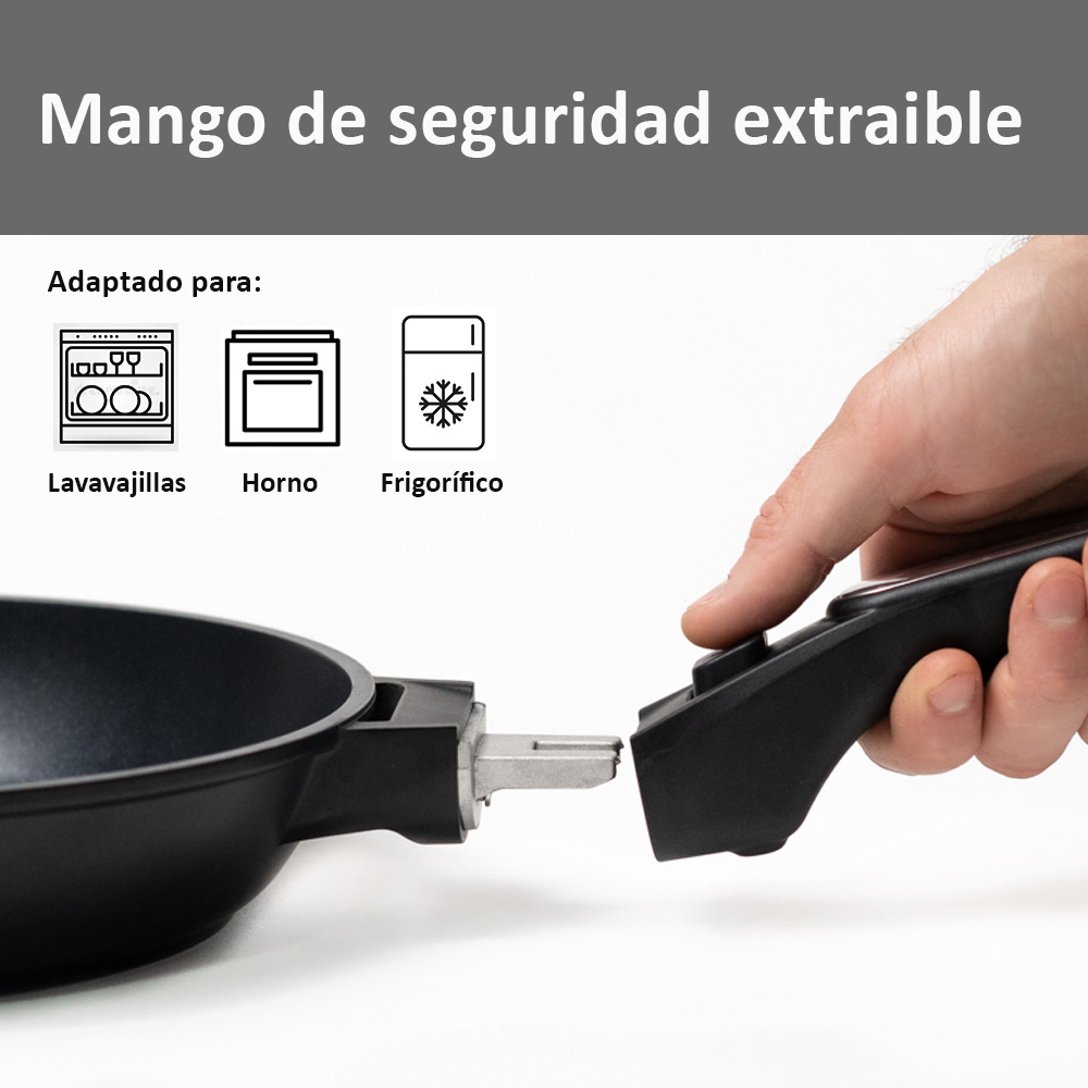 Una mano retira el mango de una sartén negra. También se ve texto e iconos.