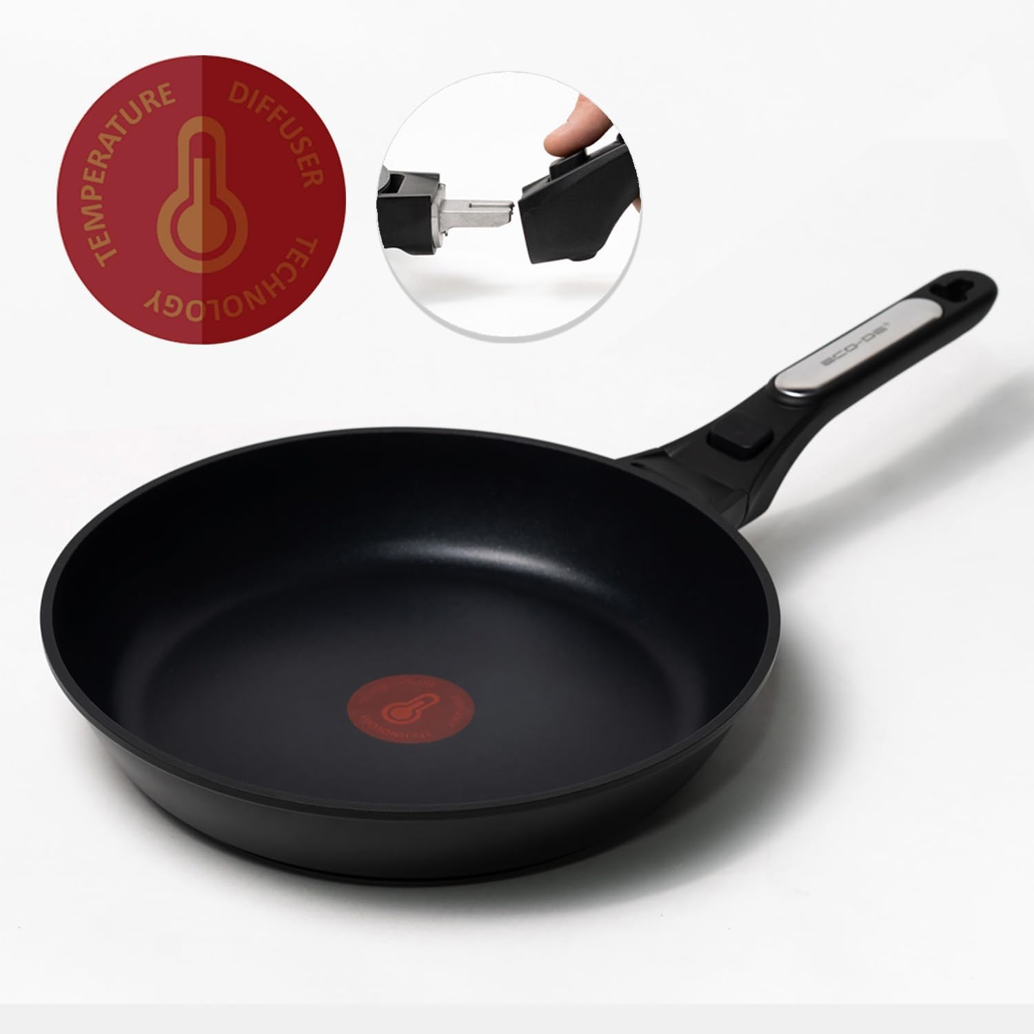 Sartén negra con círculo rojo en el centro. Mango negro, logo.