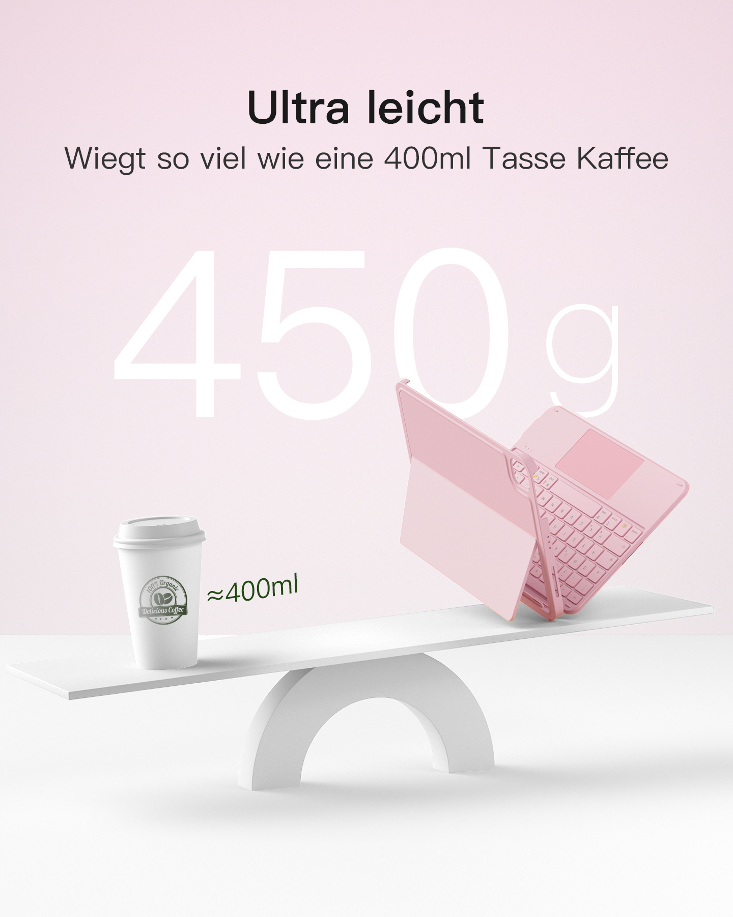 Eine rosa Tablethülle und Tastatur werden gegen einen Kaffeebecher auf einer Waage, 450g, ausbalanciert.