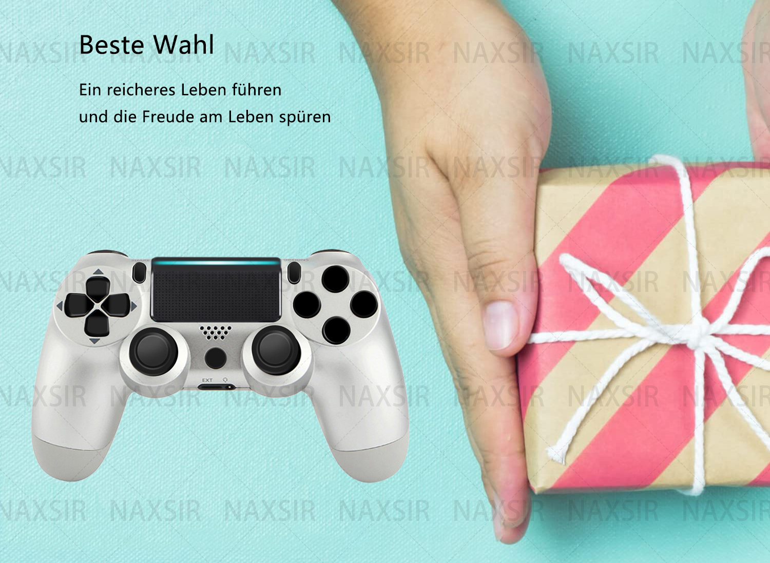 Eine Person hält einen silbernen Spielcontroller und ein verpacktes Geschenk mit deutschem Text.