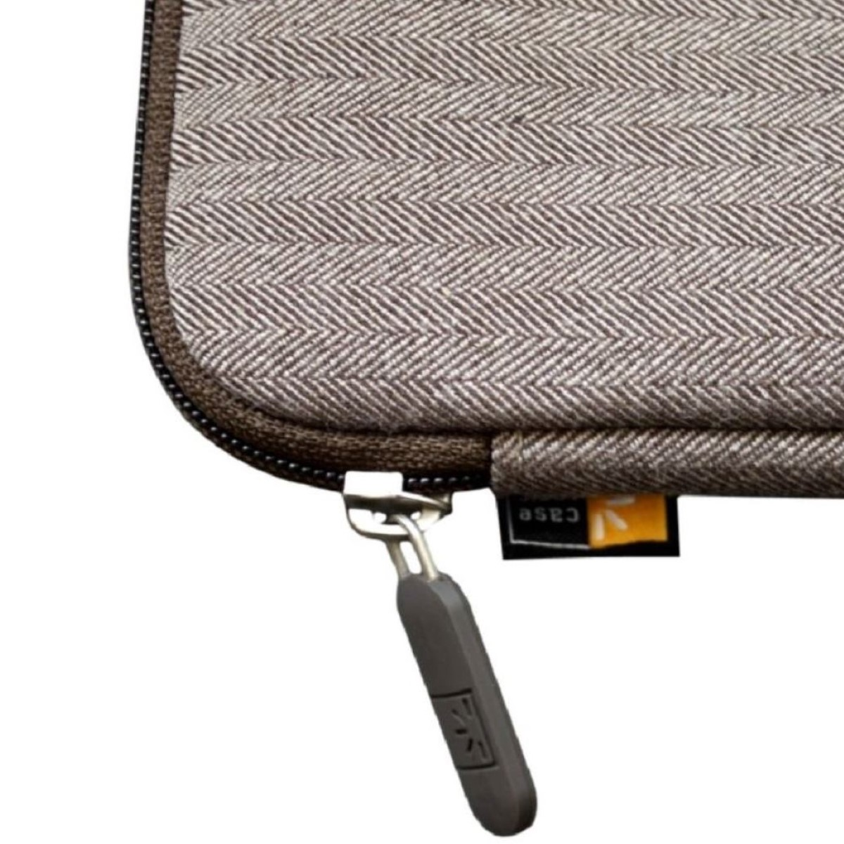 Nahaufnahme einer braunen Stoff-Laptoptasche mit Reißverschluss und Etikett.