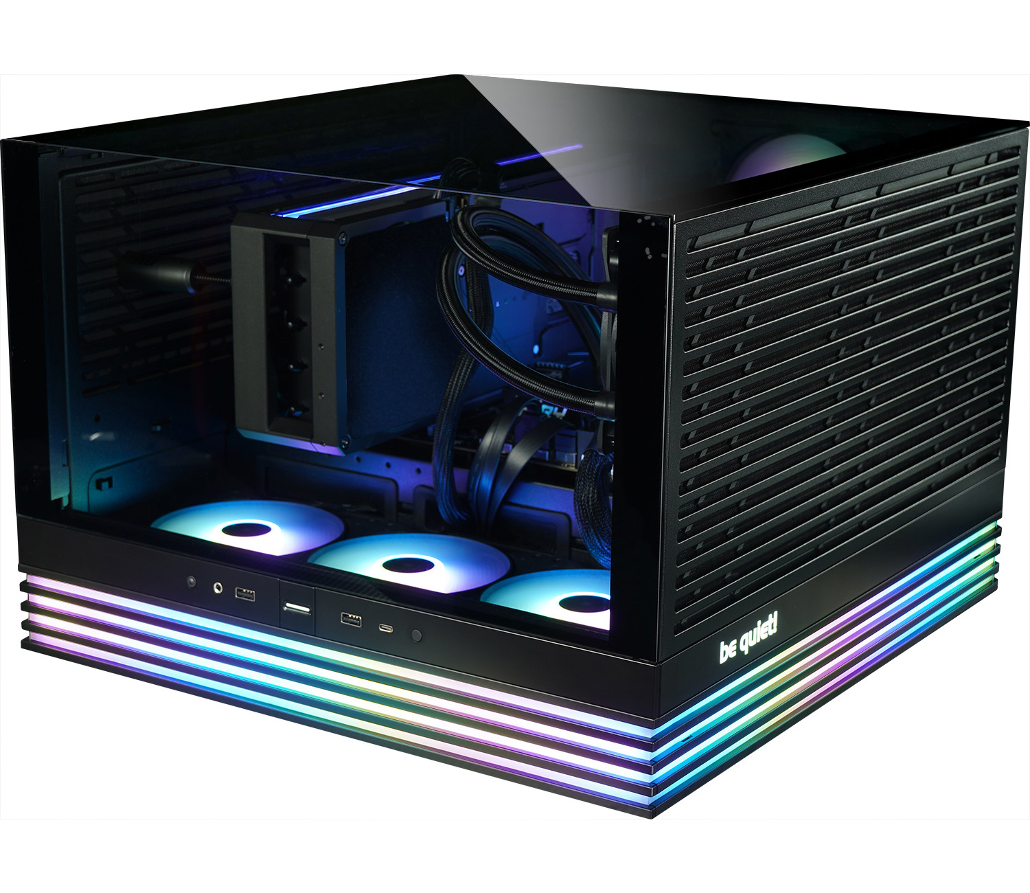 Ein schwarzes Computergehäuse mit Lichtern. Das Gehäuse hat eine Glasoberseite und ein be quiet!-Logo.