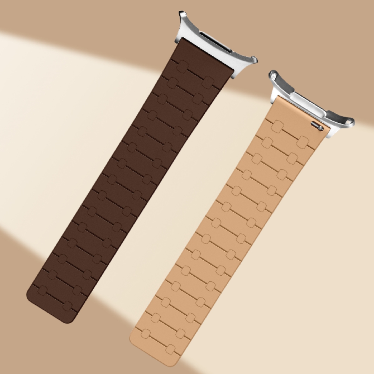Due cinturini, uno marrone e uno beige, con chiusure argentate.