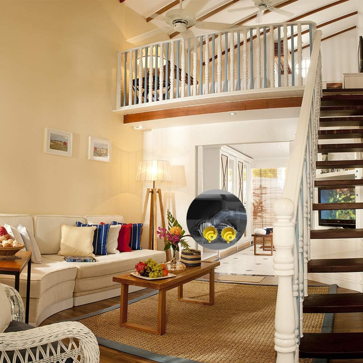 Wohnzimmer mit Loft und Treppe. Möbel und Dekoration sichtbar. Helle Beleuchtung.
