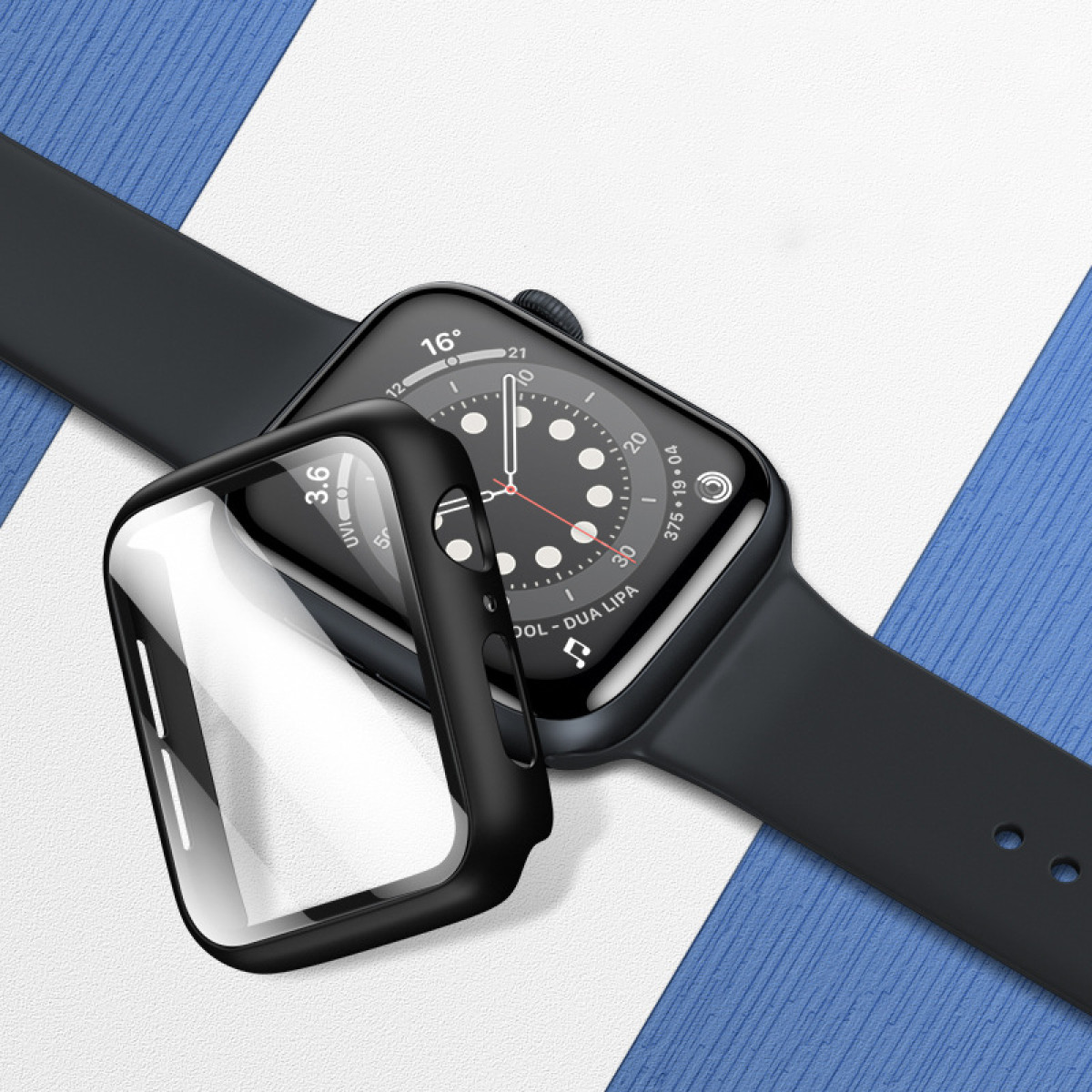 Smartwatch nero con protezione schermo e cinturino nero su superficie blu e bianca.
