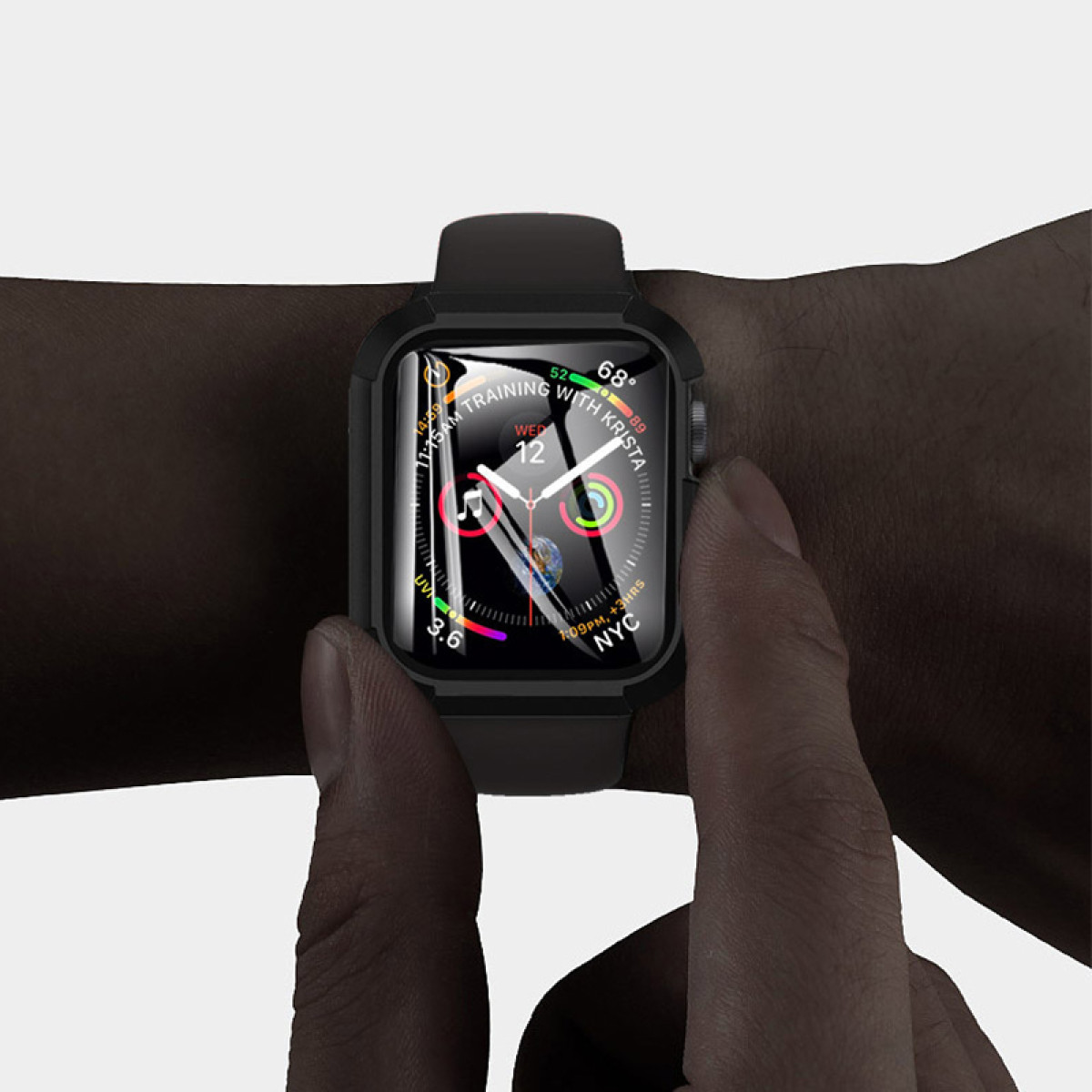 Un polso con uno smartwatch nero e la mano che interagisce con lo schermo.