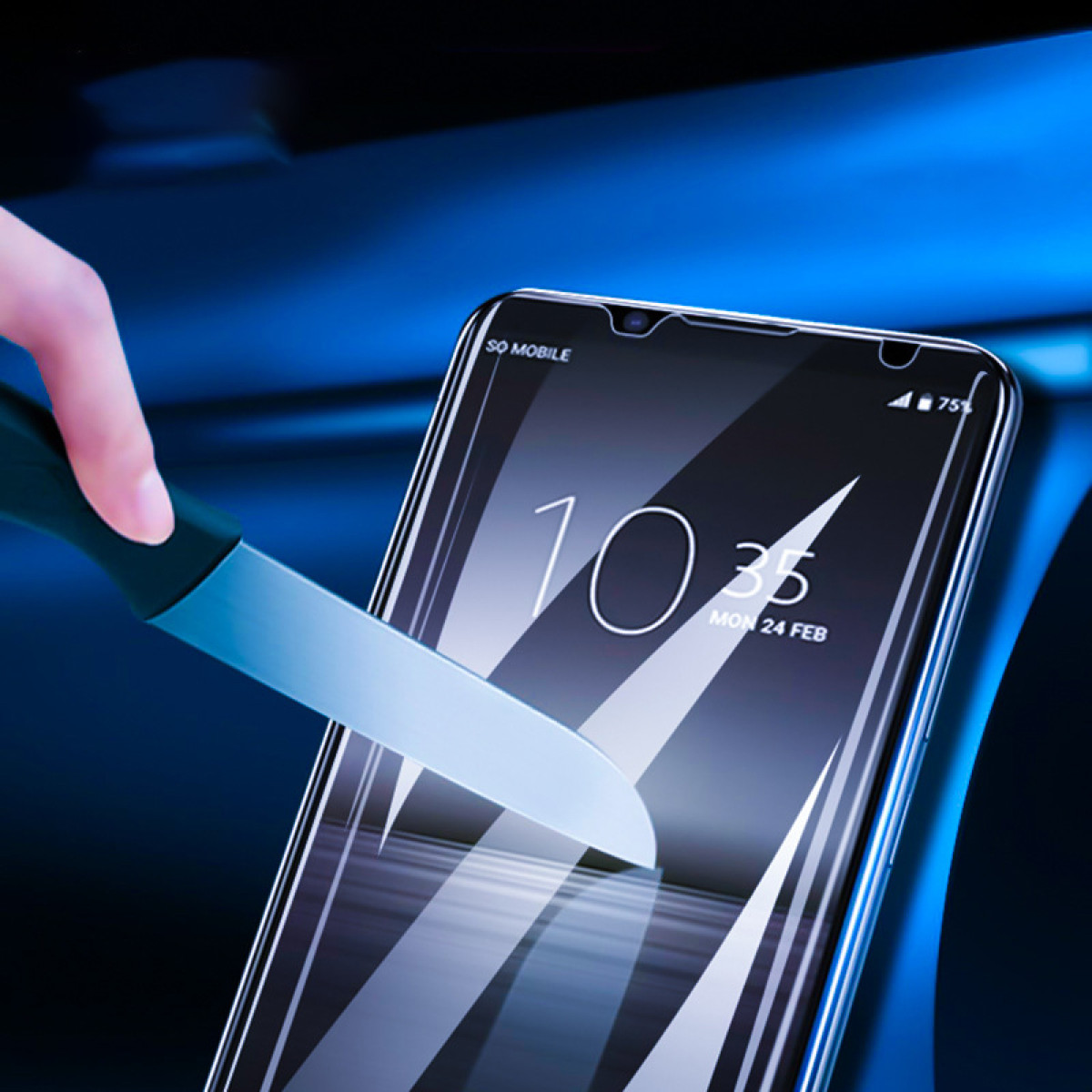 Un coltello taglia lo schermo di uno smartphone con data e ora.
