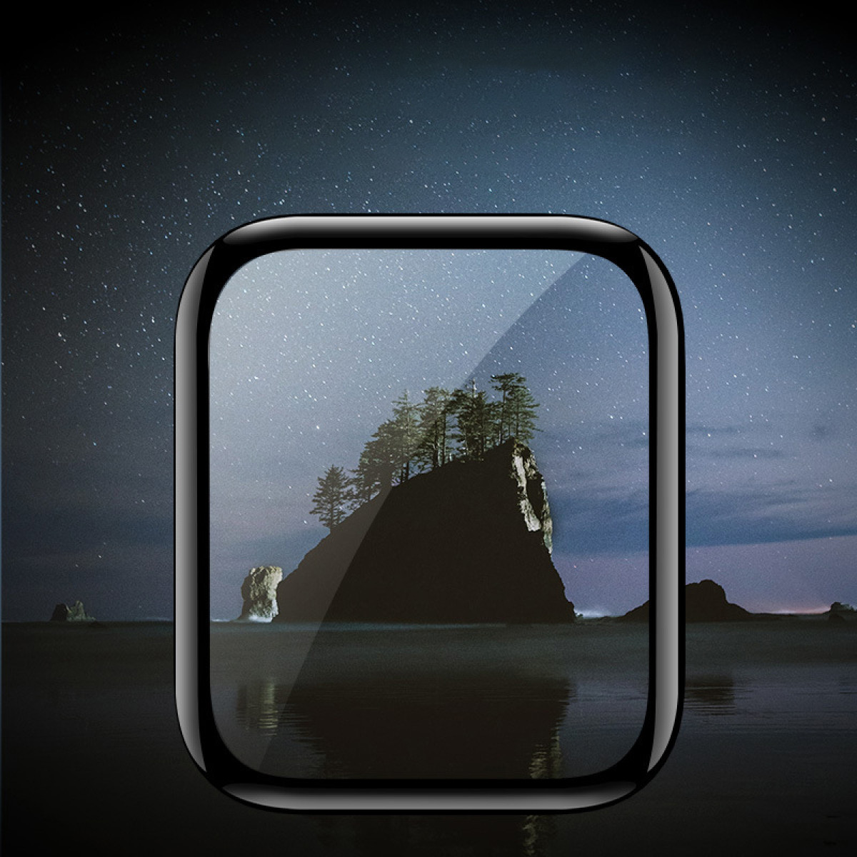 Uno smartwatch con una cover protettiva che mostra un paesaggio marino.